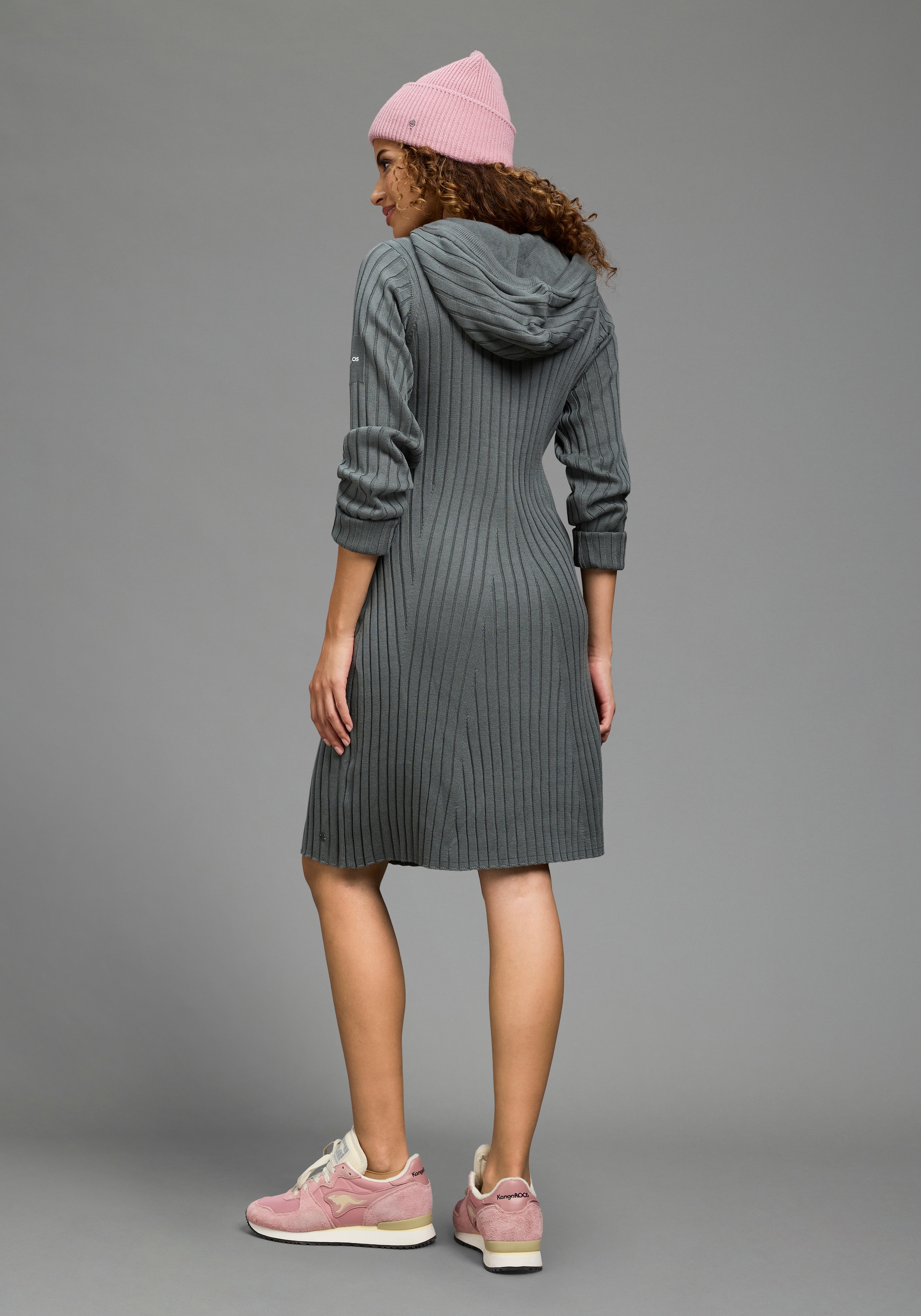 KangaROOS Strickkleid mit Rippstrick, Langarm, figurbetonte Passform, elastisch