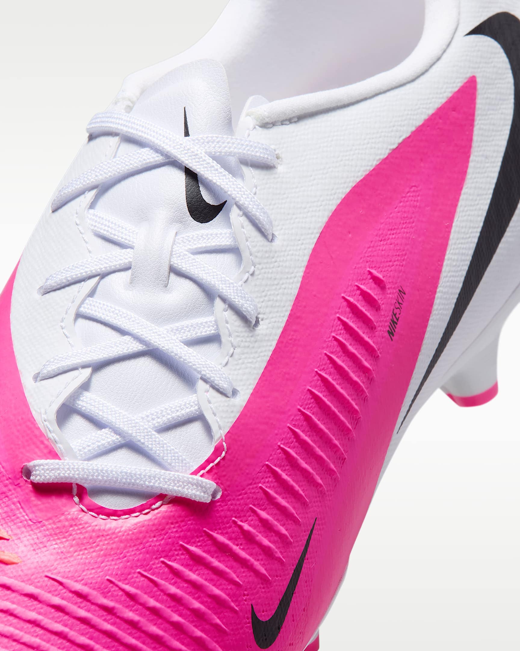 Nike Fußballschuh »PHANTOM 6 LOW ACAD FG/MG T«  Außensohle für Rasenplätze und für feste Böden
