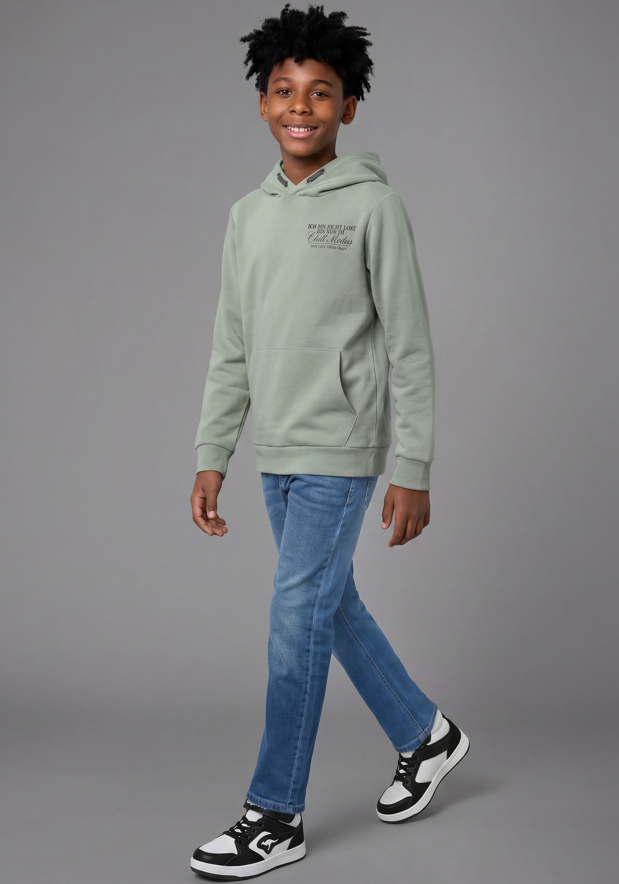 KIDSWORLD Kapuzensweatshirt »Hoodie mit Spruch vorne und hinten«, Sweatshirt mit Sprüchedruck, Langarm, hüftbedeckend, mit Kängurutasche
