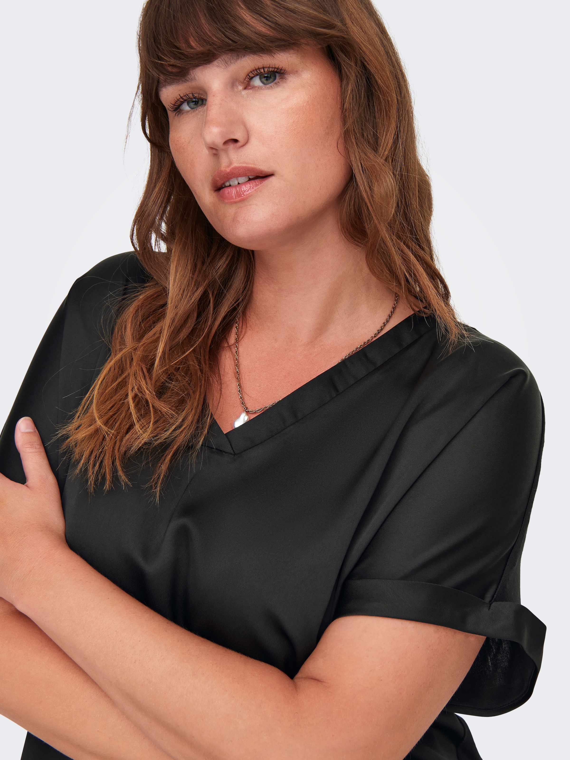 ONLY CARMAKOMA Shirtbluse »CARBRYNJA LIFE S/S IN-ONE TOP WVN« in glänzender Optik