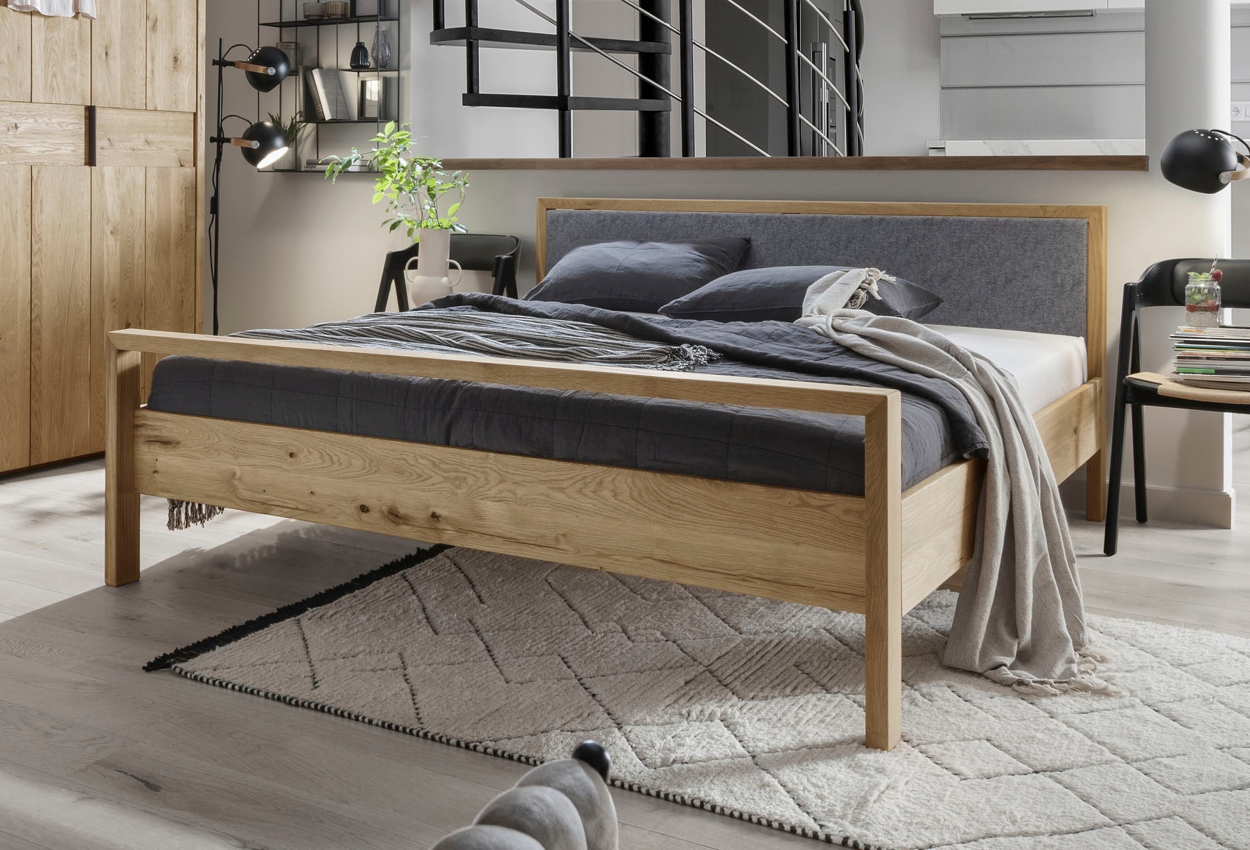 Home affaire Massivholzbett »Huven, hohe Belastbarkeit: 200kg je Seite« in 4 Breiten, Einlasstiefe 16 oder 20cm,  mit gepolstertem Kopfteil, aus massiver Eiche, Oberfläche geölt