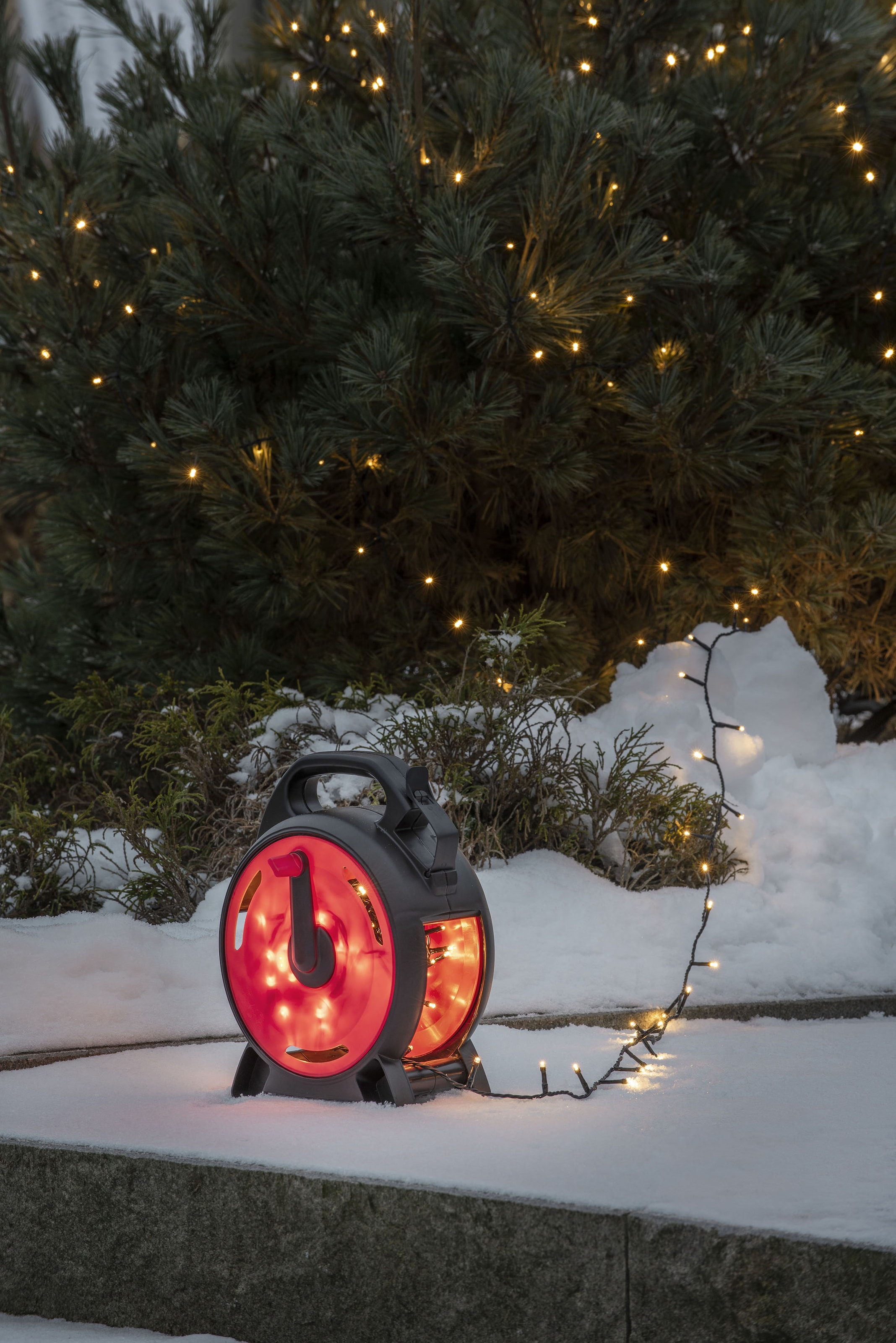 KONSTSMIDE LED-Lichterkette »Weihnachtsdeko aussen«, 200 St.-flammig, Micro LED mit Kabelaufroller, schwarz-rot, 200 warm weiße Dioden