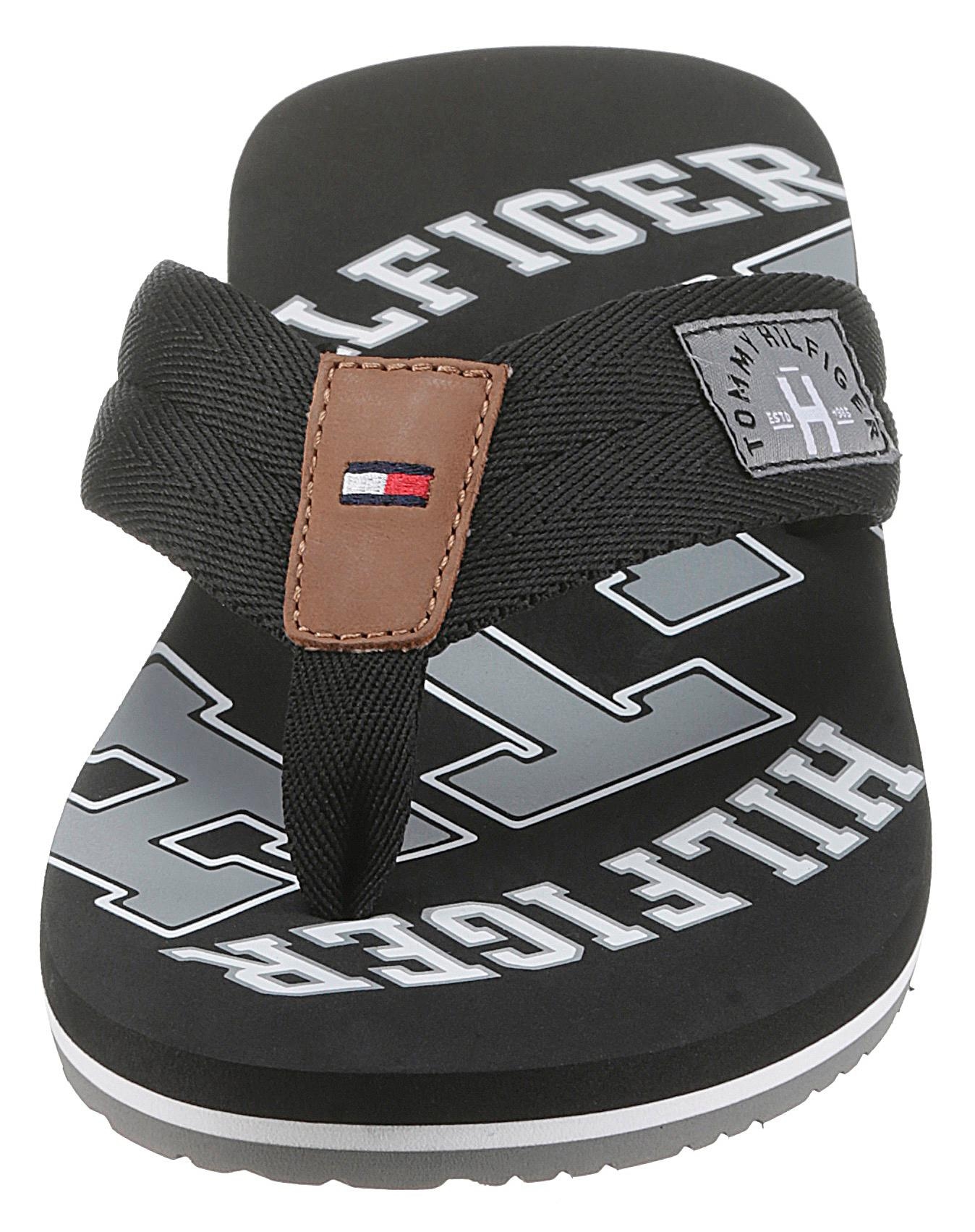 Tommy Hilfiger Zehentrenner »ESSENTIAL TH BEACH SANDAL«, Sommerschuh, Schlappen, Poolslides, Badeschuh, mit Logo Print