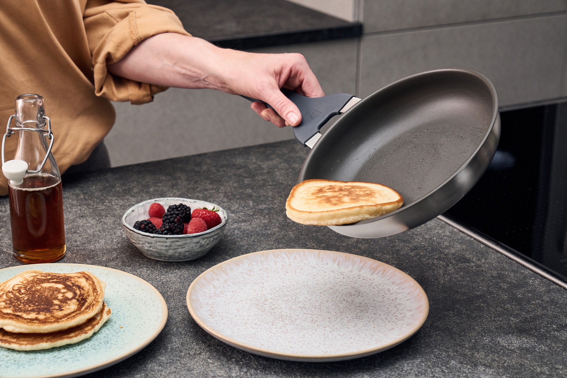 Zwilling Bratpfanne »Simplify«, Edelstahl 18/10, (1 tlg.), Keramikbeschichtung, Stay-Cool-Griffe, Sandwichboden