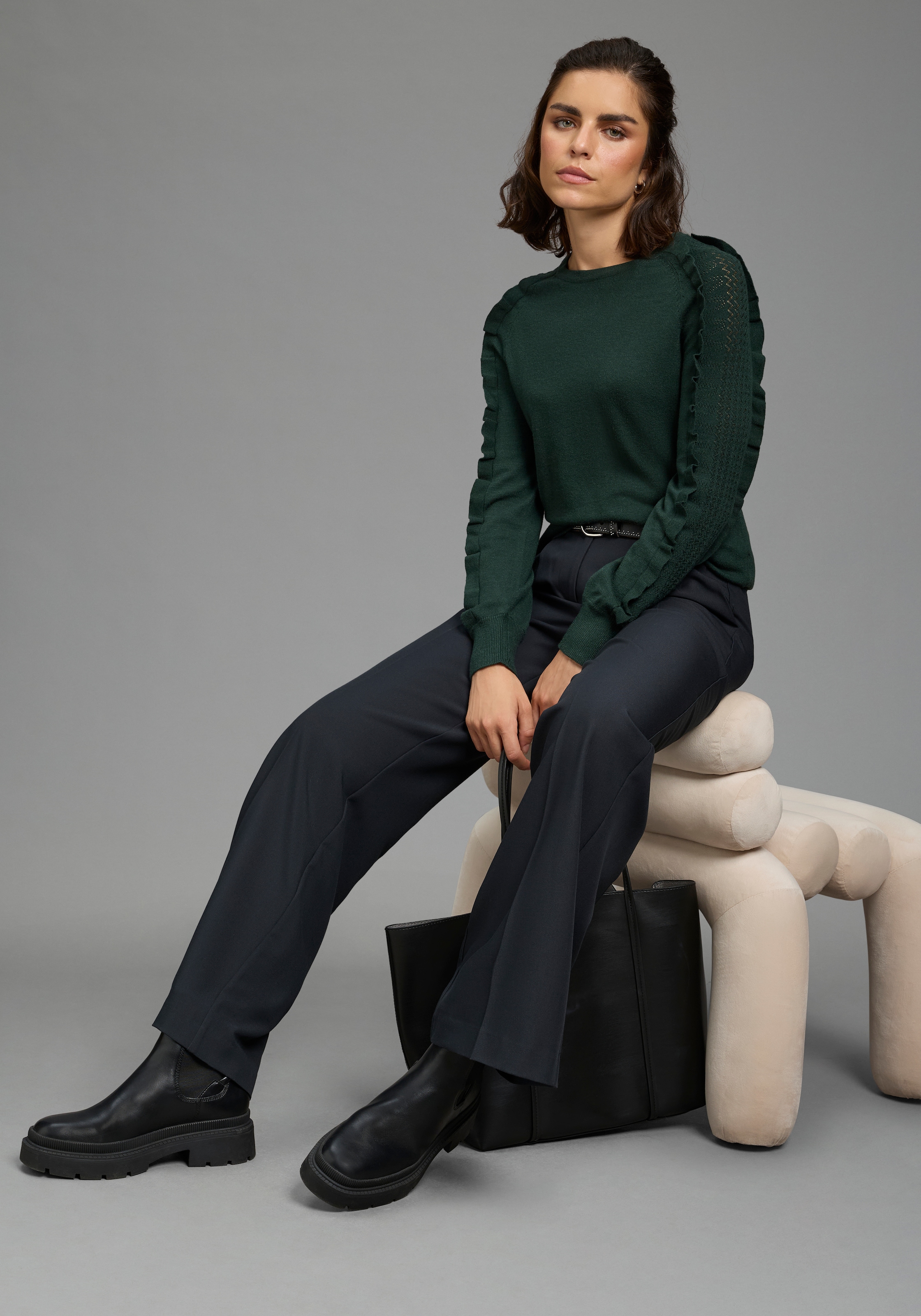 Laura Scott Strickpullover »mit femininem Ajourstrickmuster« mit figurumspielender Passform