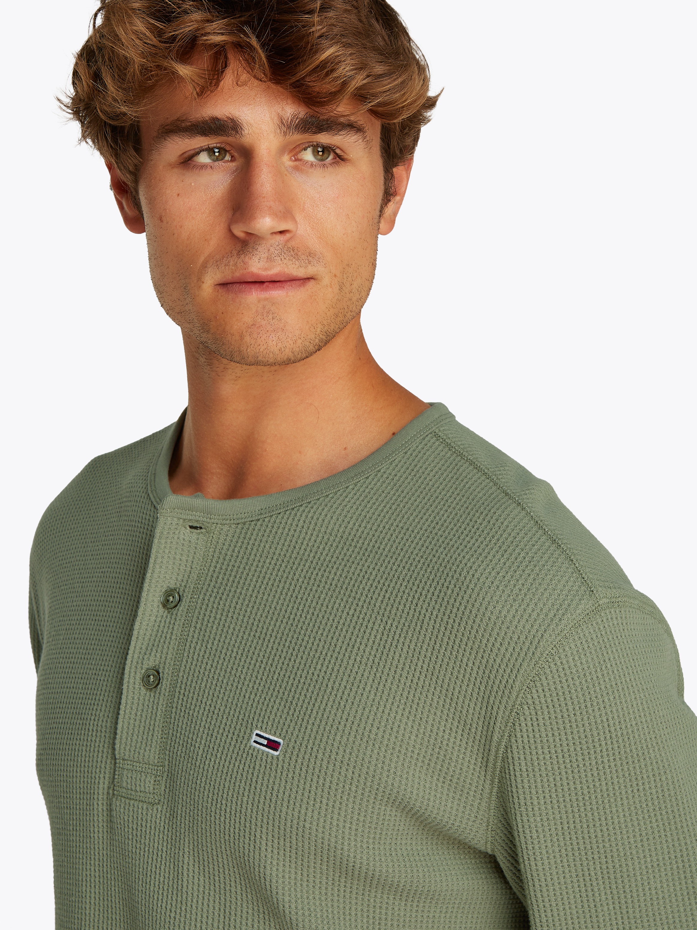 Tommy Jeans Henleyshirt »TJM REG WAFFLE HENLEY LS TEE«, mit leichter Struktur