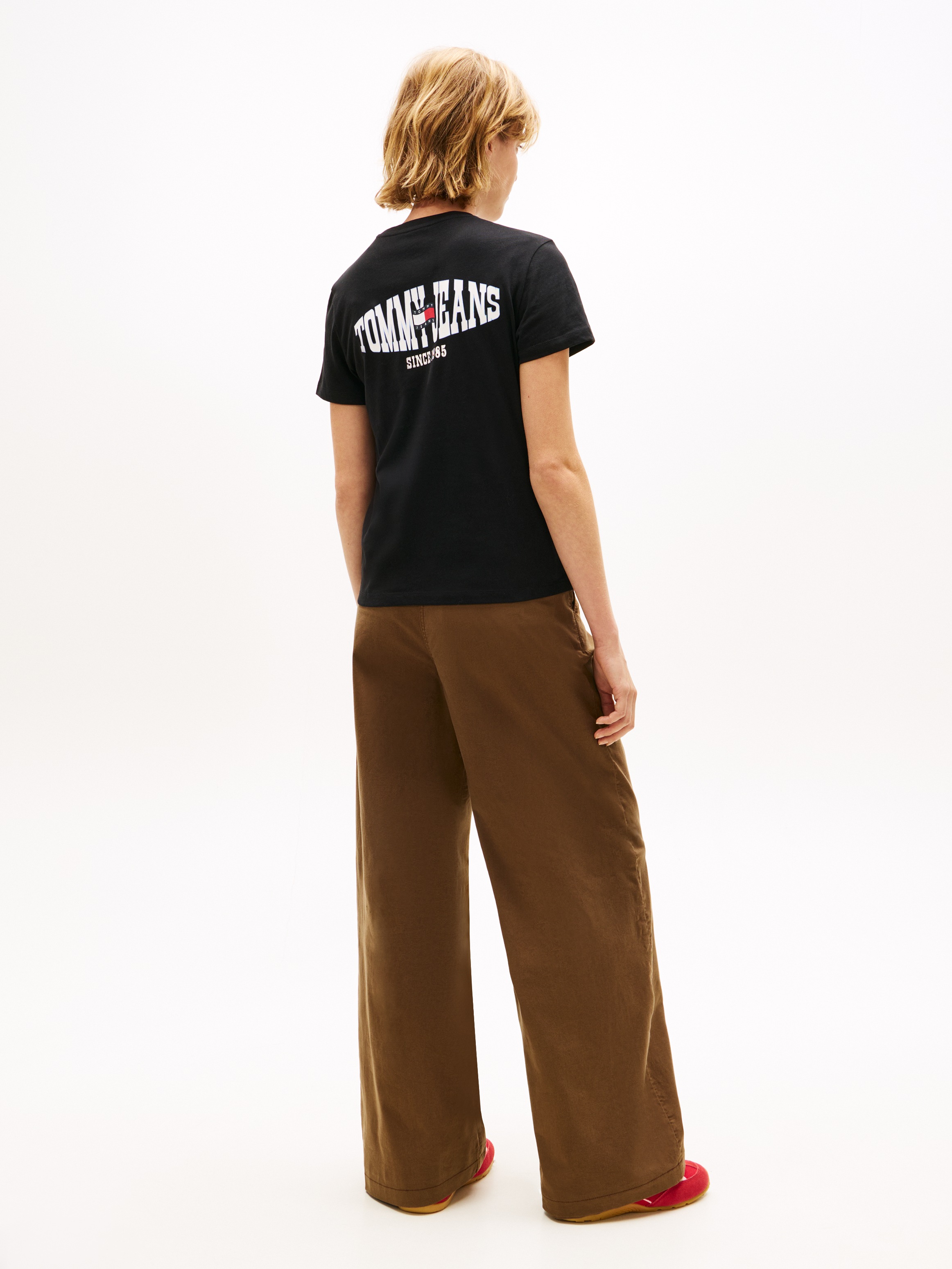 Tommy Jeans Kurzarmshirt »TJW REG WAVY FLAG SS TEE EXT« Tommy Flag-Badge auf Brust, Jersey aus reiner Baumwolle