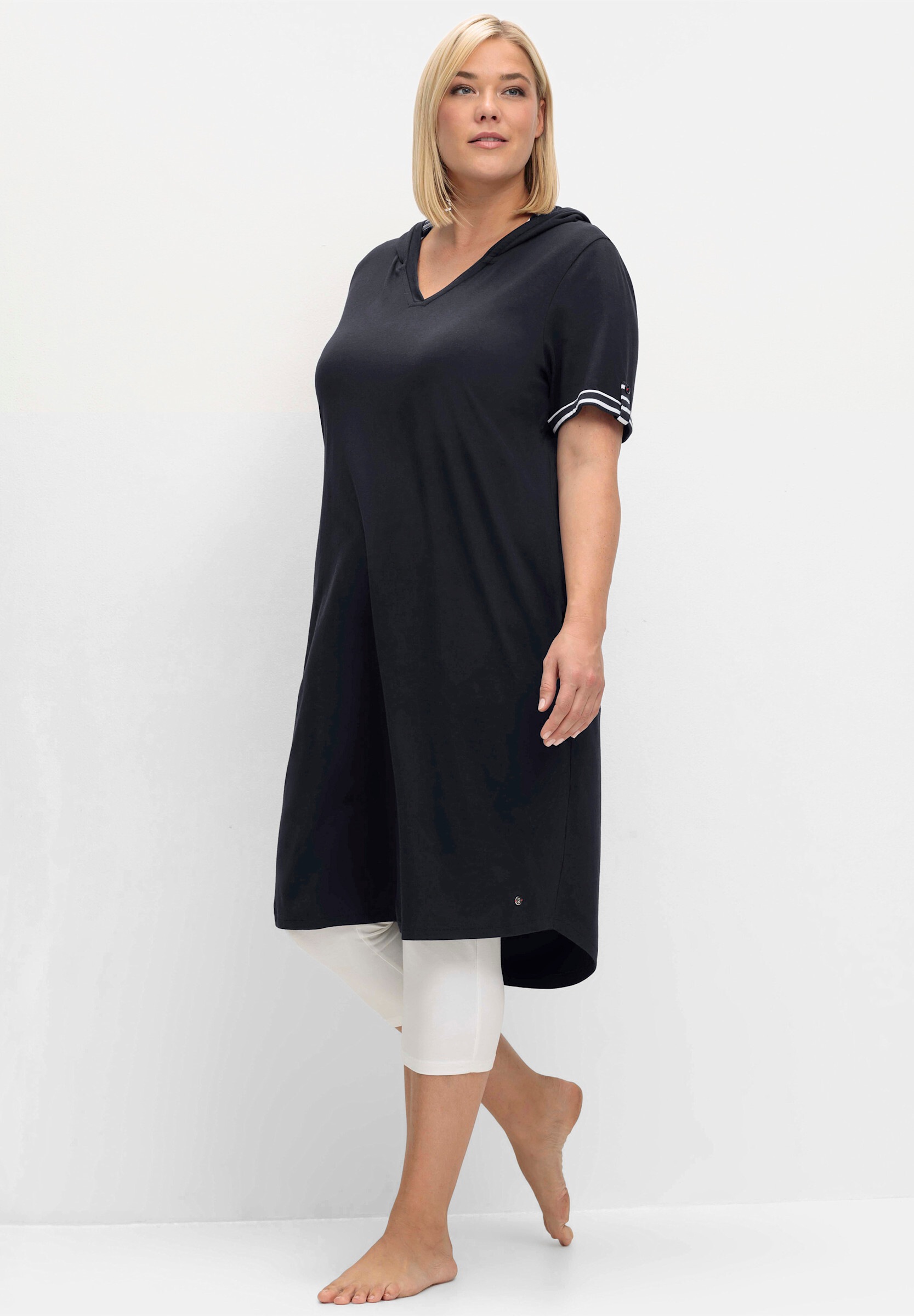 Sheego Shirtkleid »Shirtkleid Freizeitkleid mit Kontrastdetails« Ohne Tasche mit Kontrastdetails und längerem Rücken