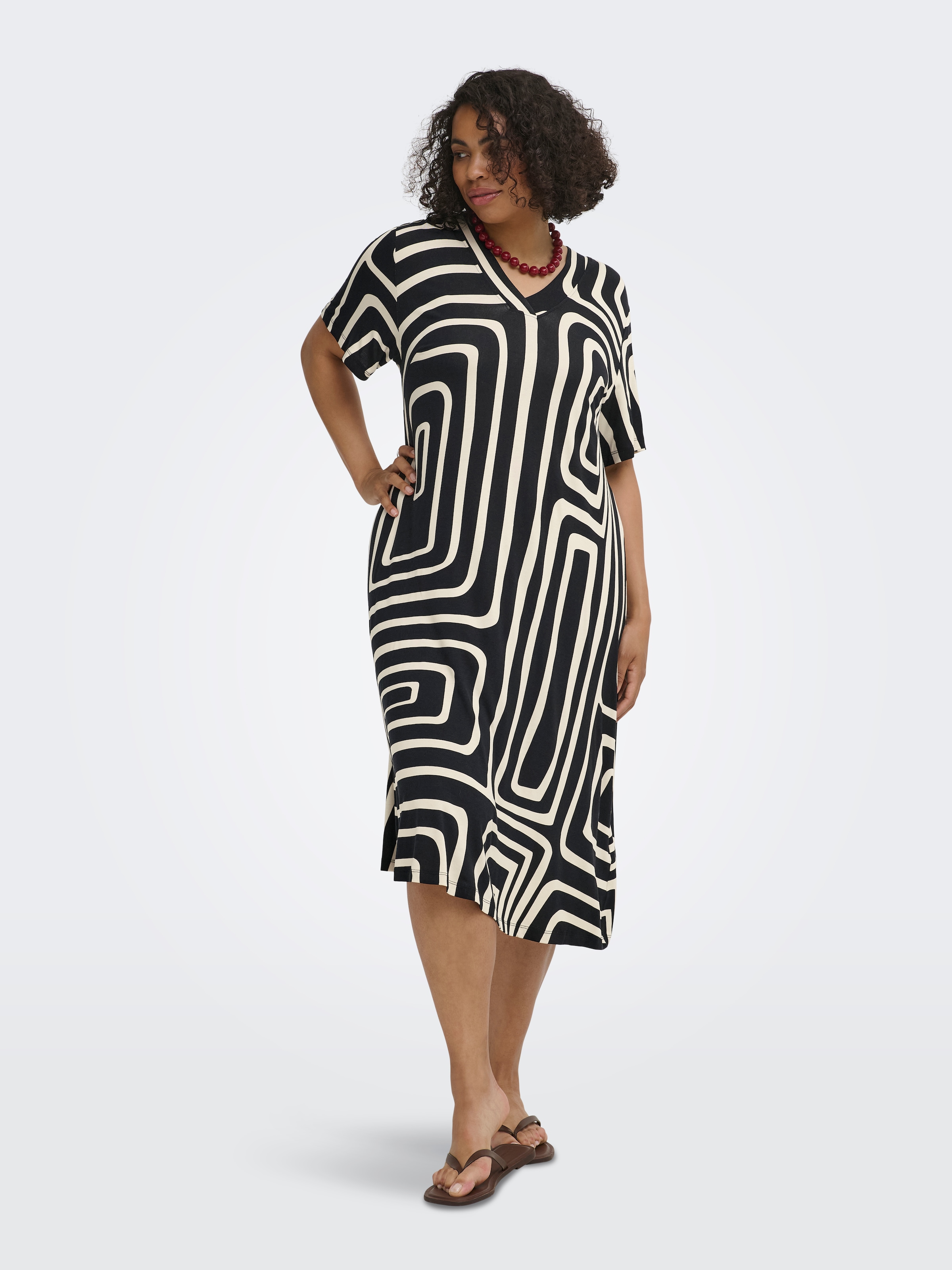 ONLY CARMAKOMA Shirtkleid »CARFYRLA LIFE S/S V-NCK BLK AOP DRE NOOS« Viskosemischung, regular fit