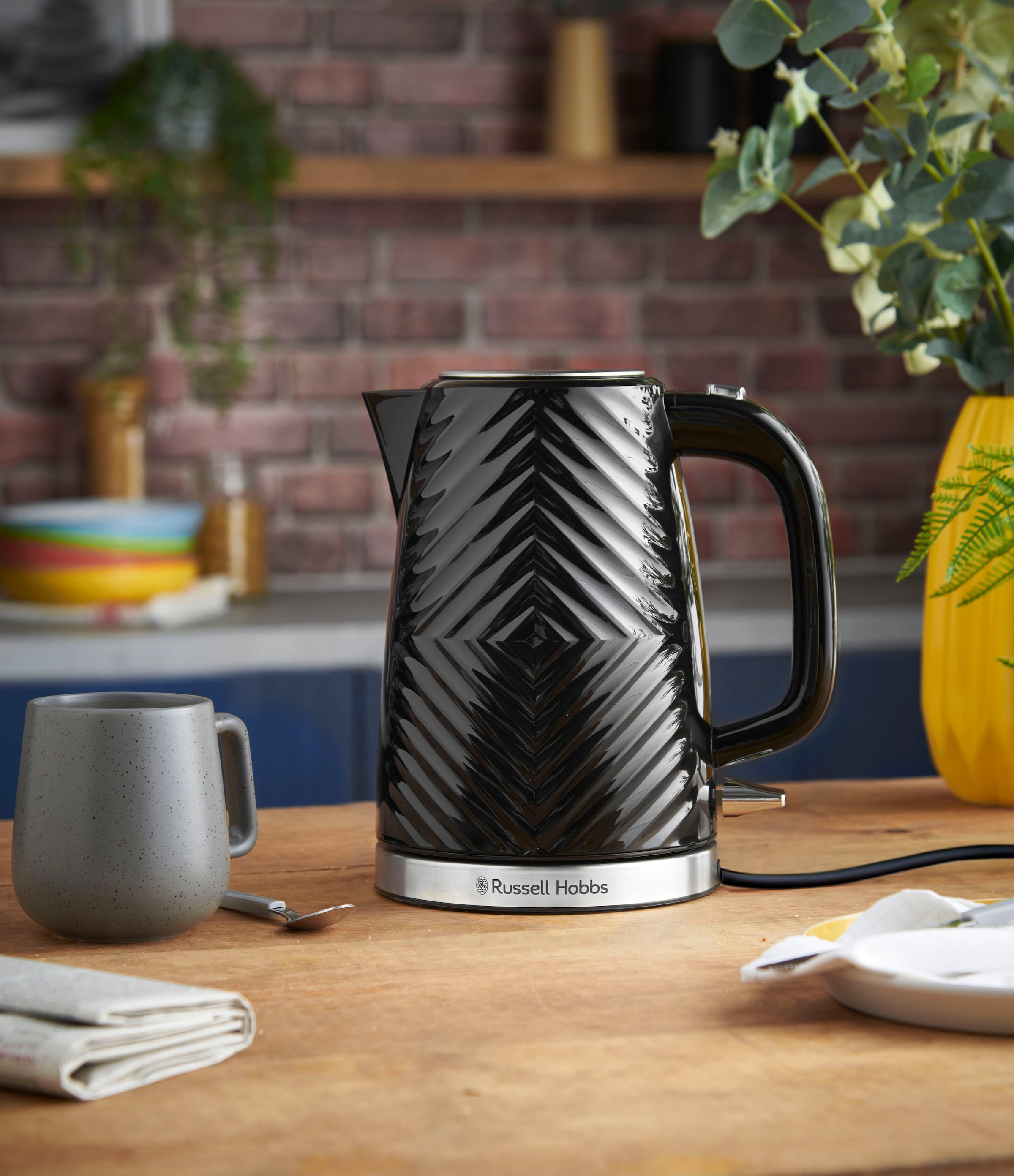 RUSSELL HOBBS Wasserkocher »Groove Black 26380-70«, 1,7 l, 2400 W, Edelstahl, Schnellkochfunktion, Perfect-pour-Ausgustülle, Kalkfilter
