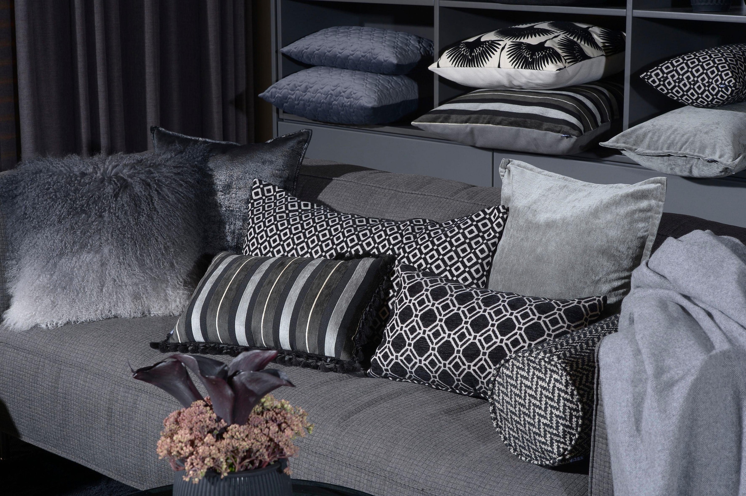 H.O.C.K. Dekokissen »Black Swan« mit schicken Schwanenmotiven, Wendekissenhülle mit Füllung, 1 Stück