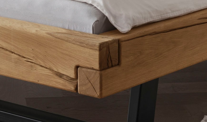 Home affaire Massivholzbett »Ultima Balkenbett Doppelbett, Füße Metallkufe«, (hohe Belastbarkeit: 200kg je Seite), FSC®-zertifizierte Wildeiche oder Fichte, viele Breiten zur Auswahl