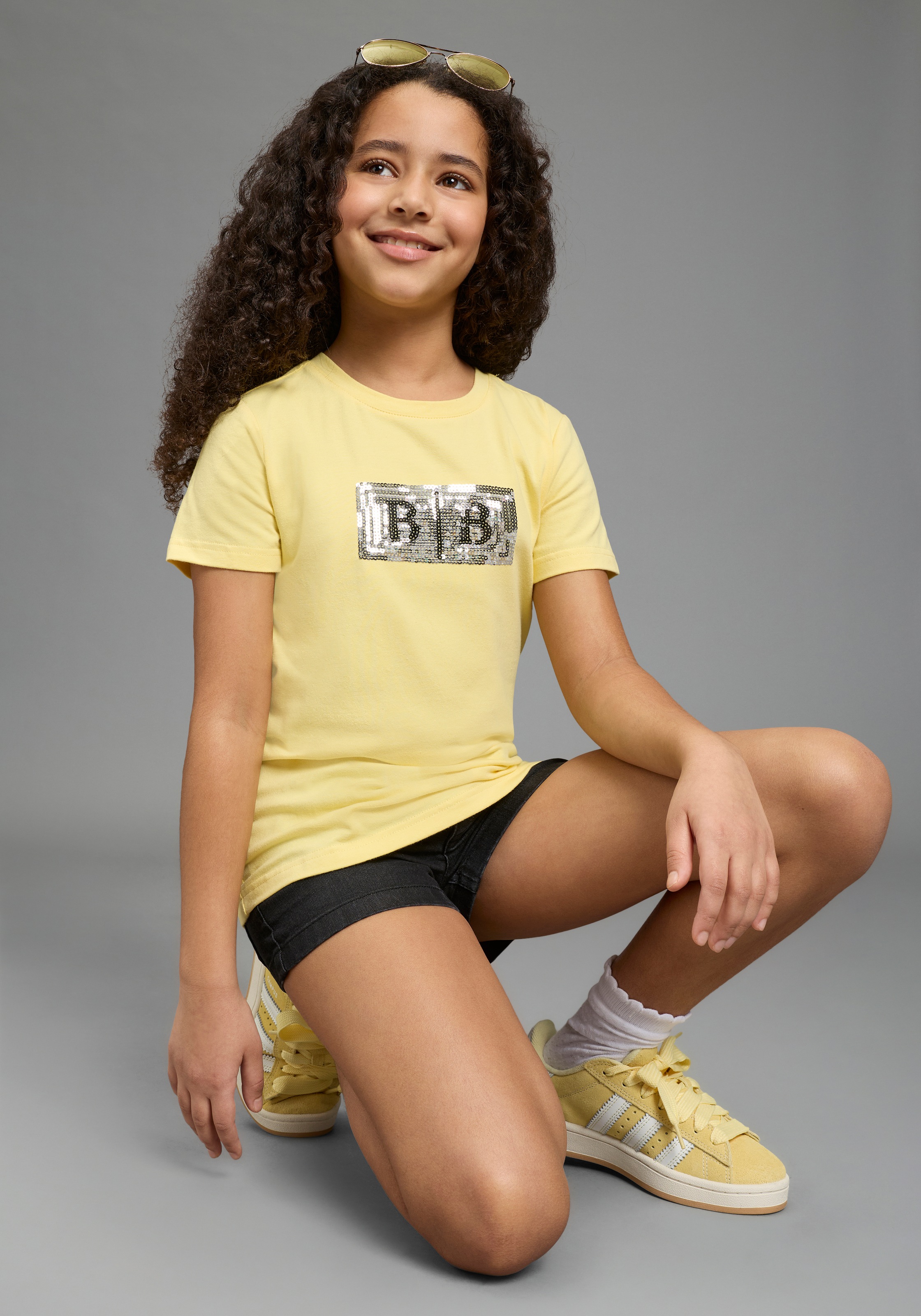 Bruno Banani T-Shirt »Banani Paillettenshirt für modische Girls« modische Basic-Passform, Kurzarm, mit Pailletten und Print