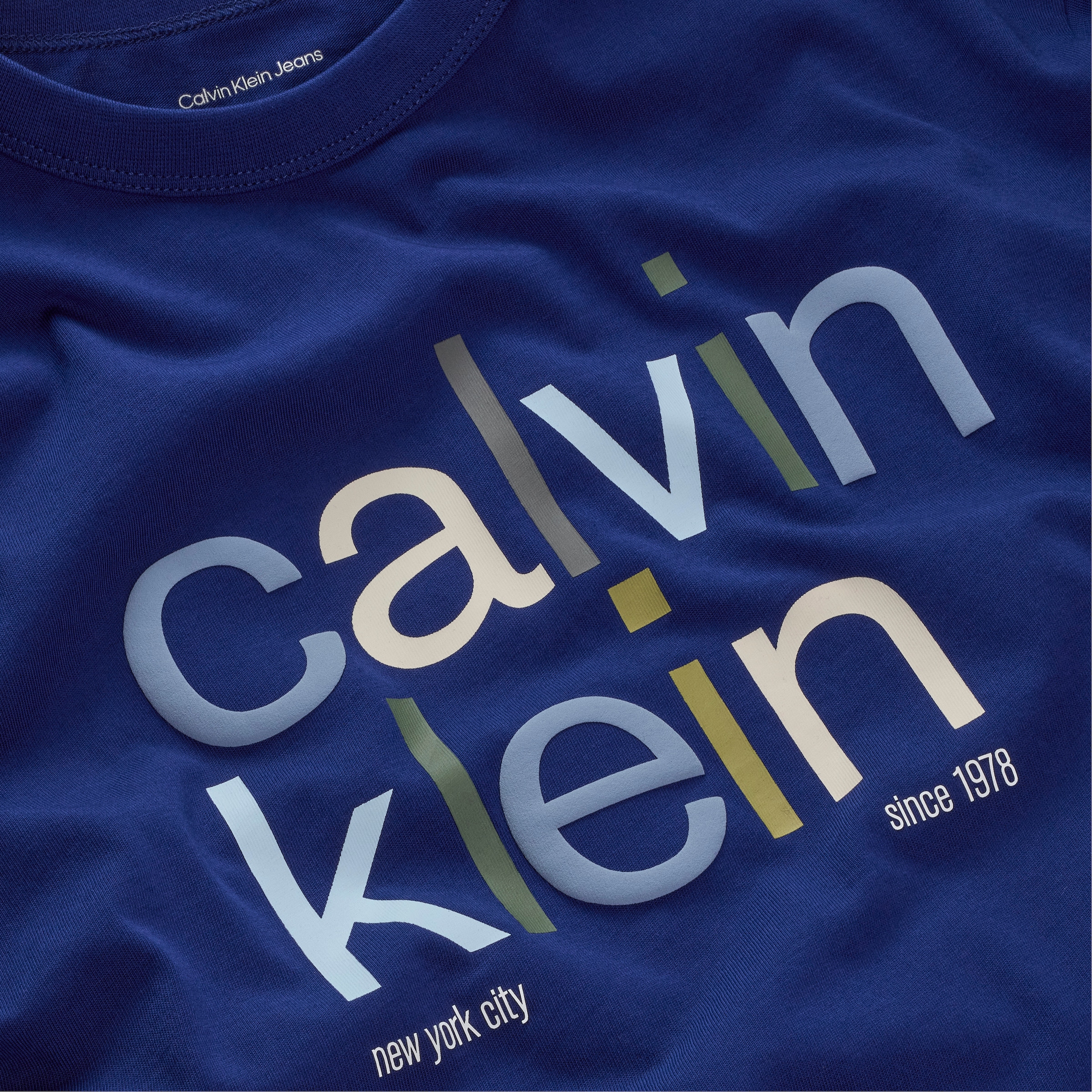 Calvin Klein Jeans T-Shirt »COLOR LOGO GRAPHIC SS T-SHIRT«, für Kinder bis 16 Jahre, Logo-Schriftzug