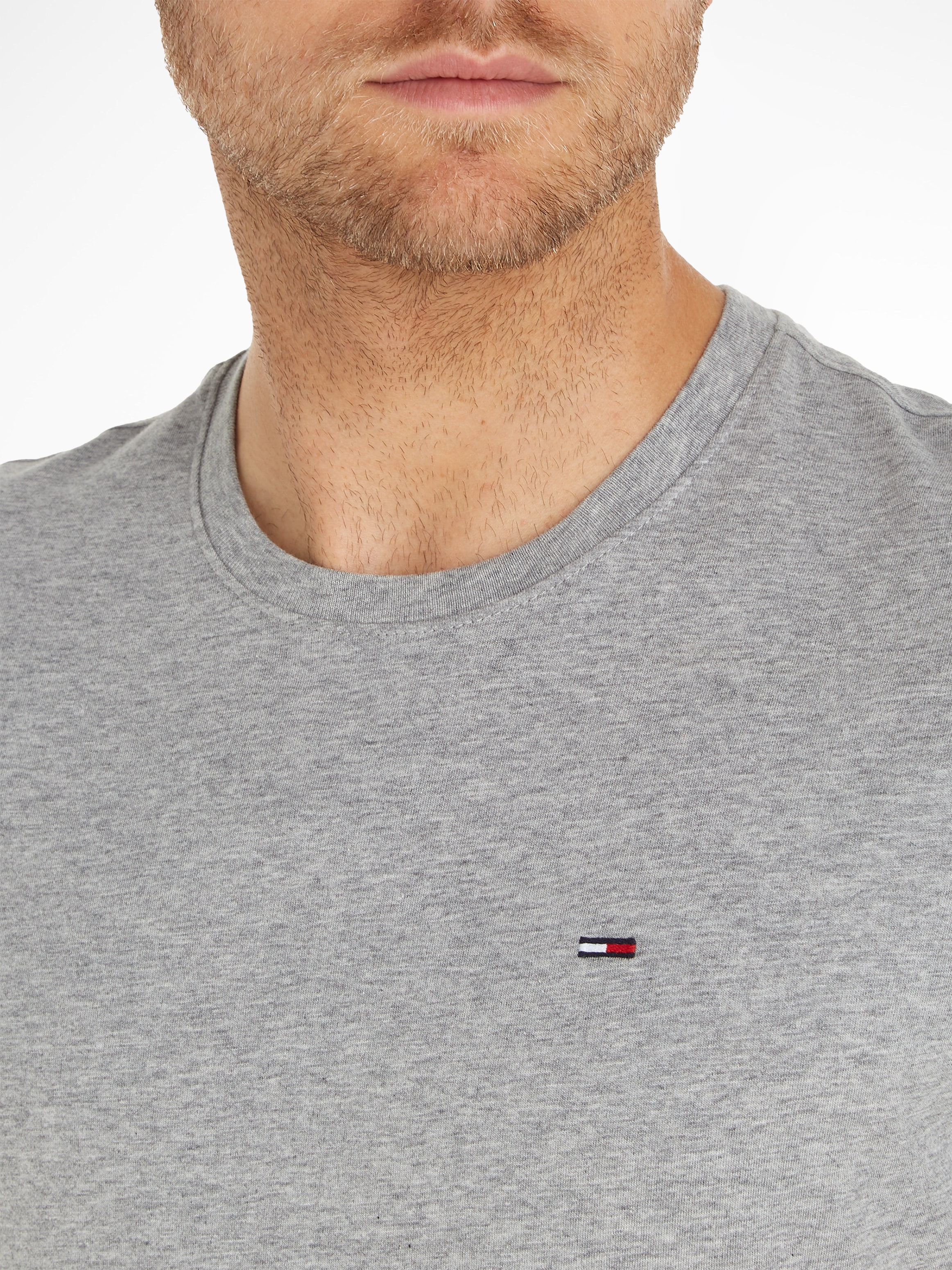 Tommy Jeans T-Shirt »TJM ESSENTIAL SOLID TEE«, mit Rundhalsausschnitt und dezenter Logo-Flag