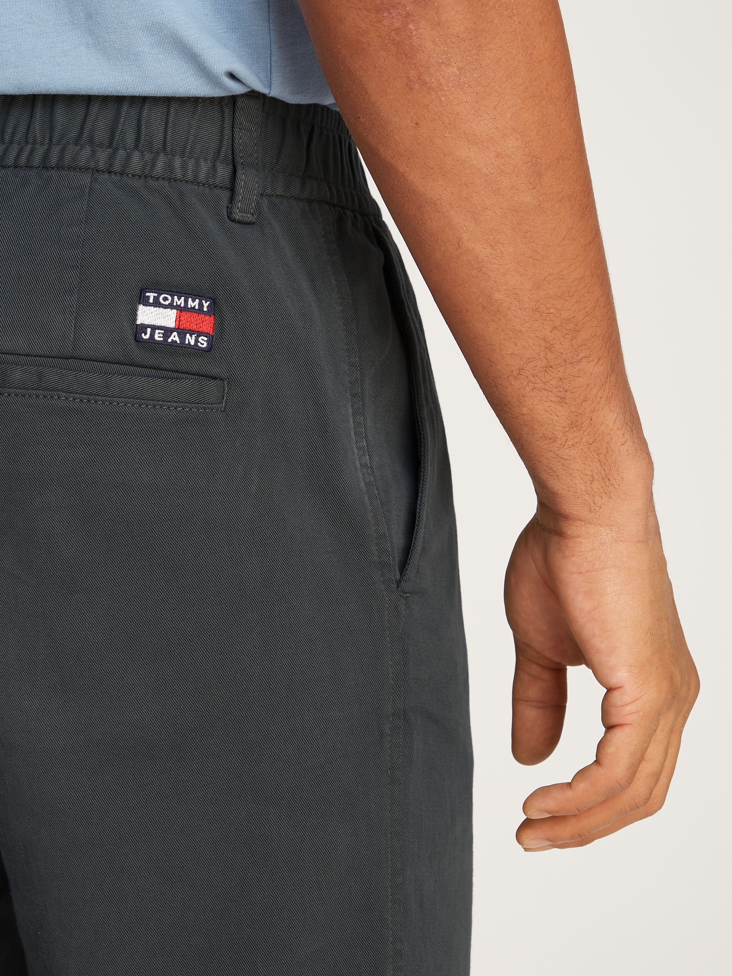 Tommy Jeans Chinohose »TJM CASUAL ELASTICATED PANT«, mit Bundfalten