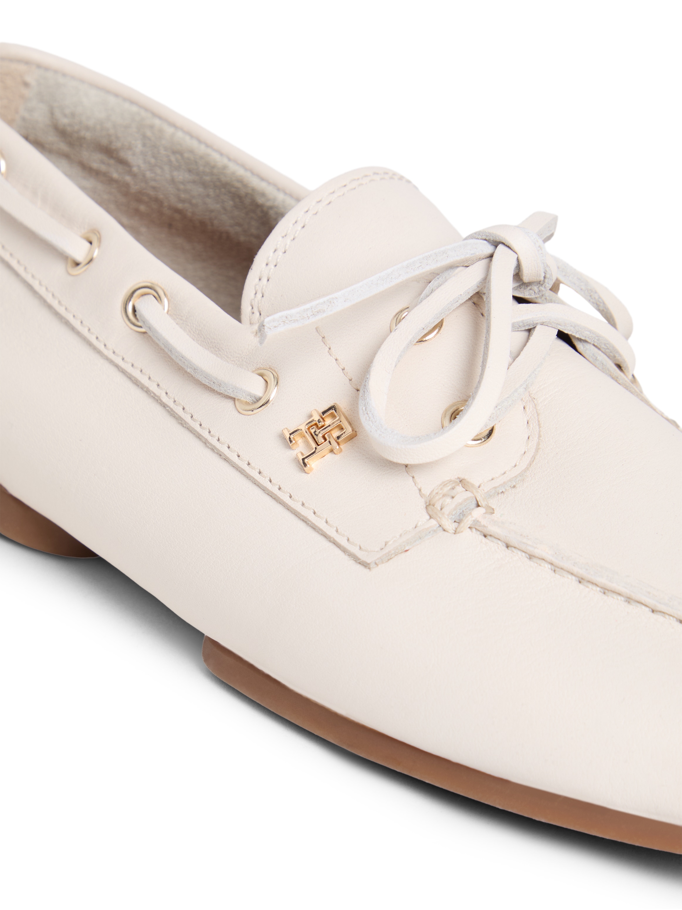 Tommy Hilfiger Bootsschuh »TH SLEEK LEATHER BOAT SHOE«  Bootsschuh, Businessschuh mit Blockabsatz und Ösen mit Durchzug