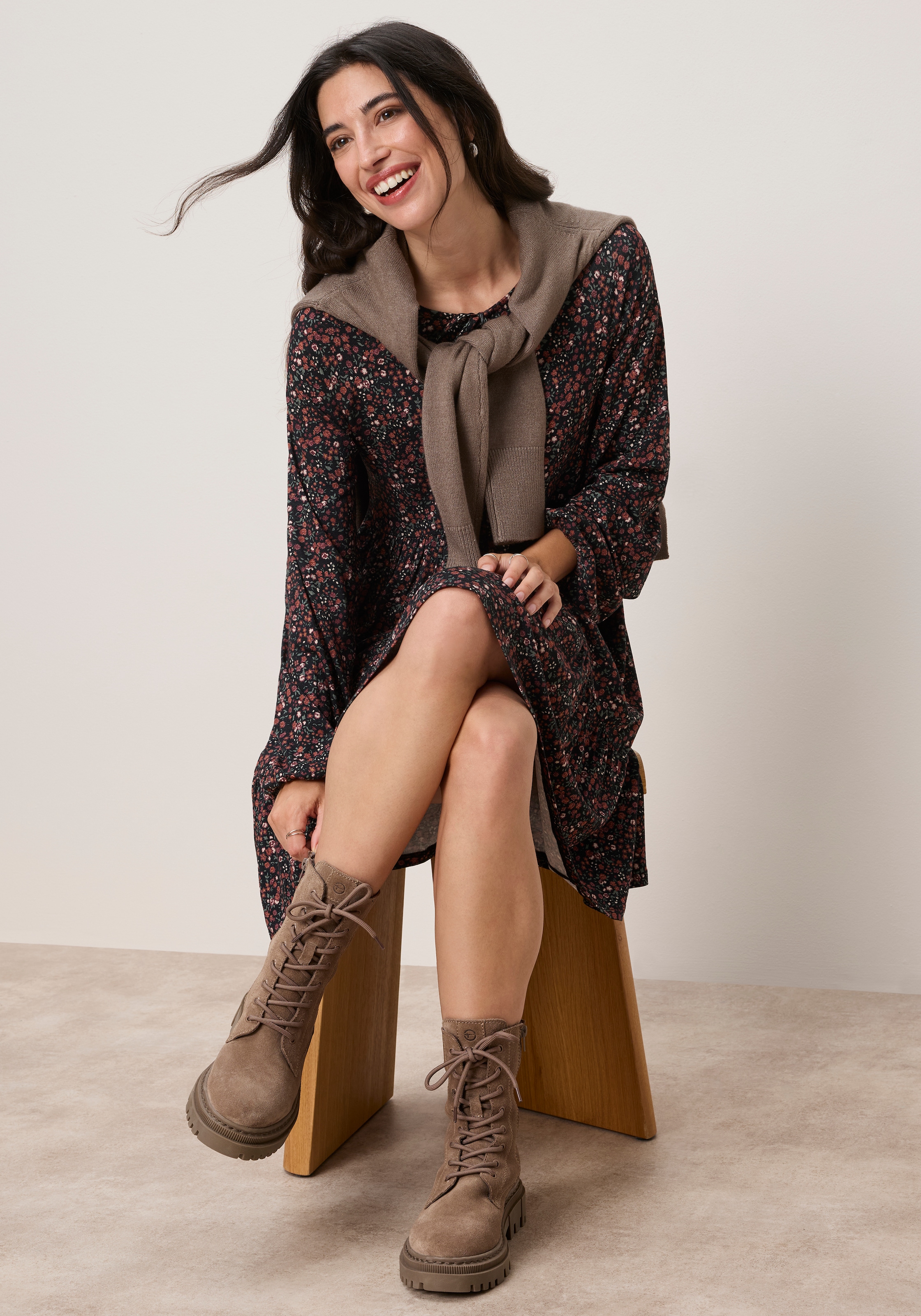 Tamaris Jerseykleid »mit figurbetonter Passform, Mini-Länge, geblümte Optik« mit modernen Schleifen-Details
