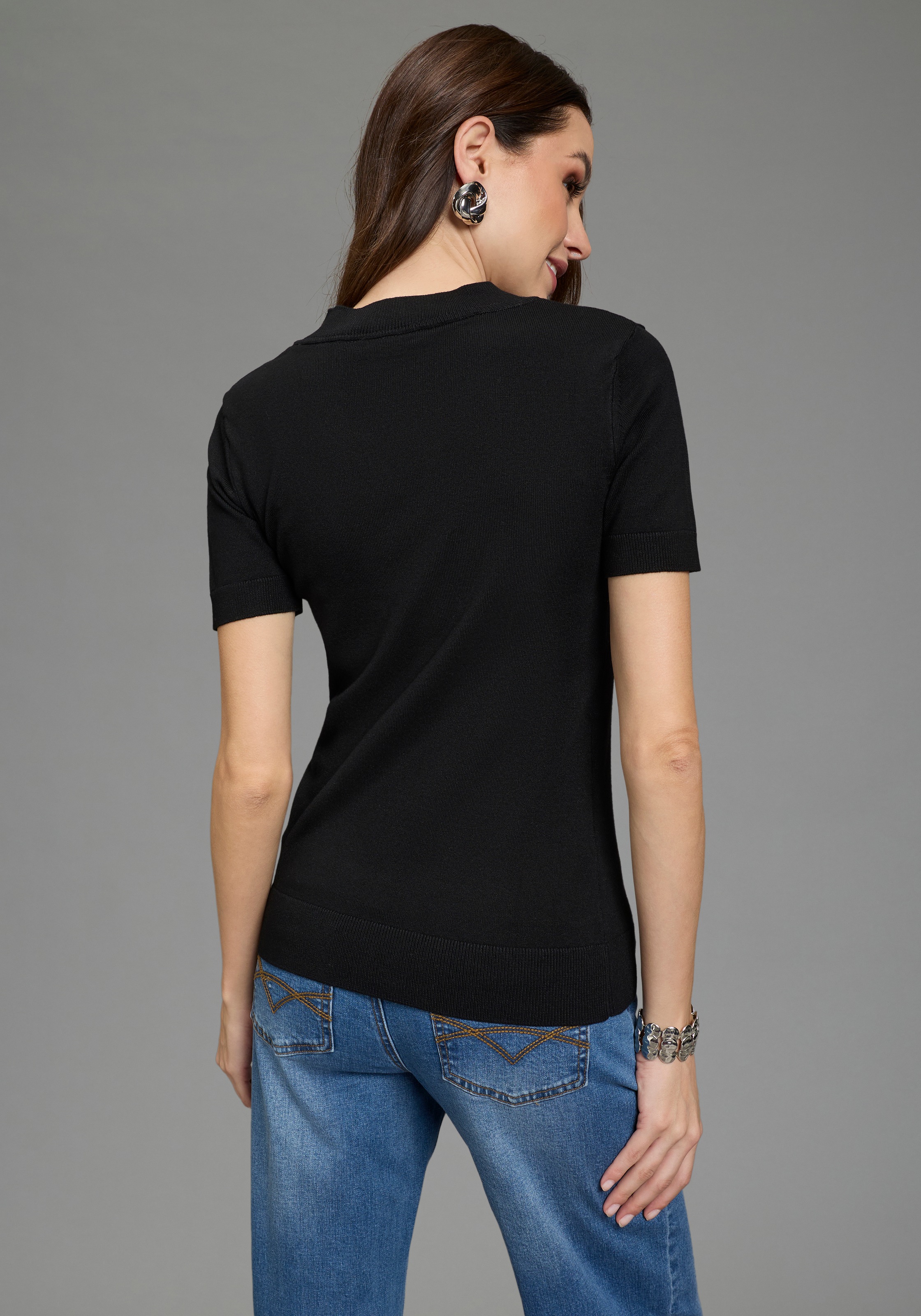 Bruno Banani Kurzarmpullover mit modischem Cut-Out und Schmuck-Detail