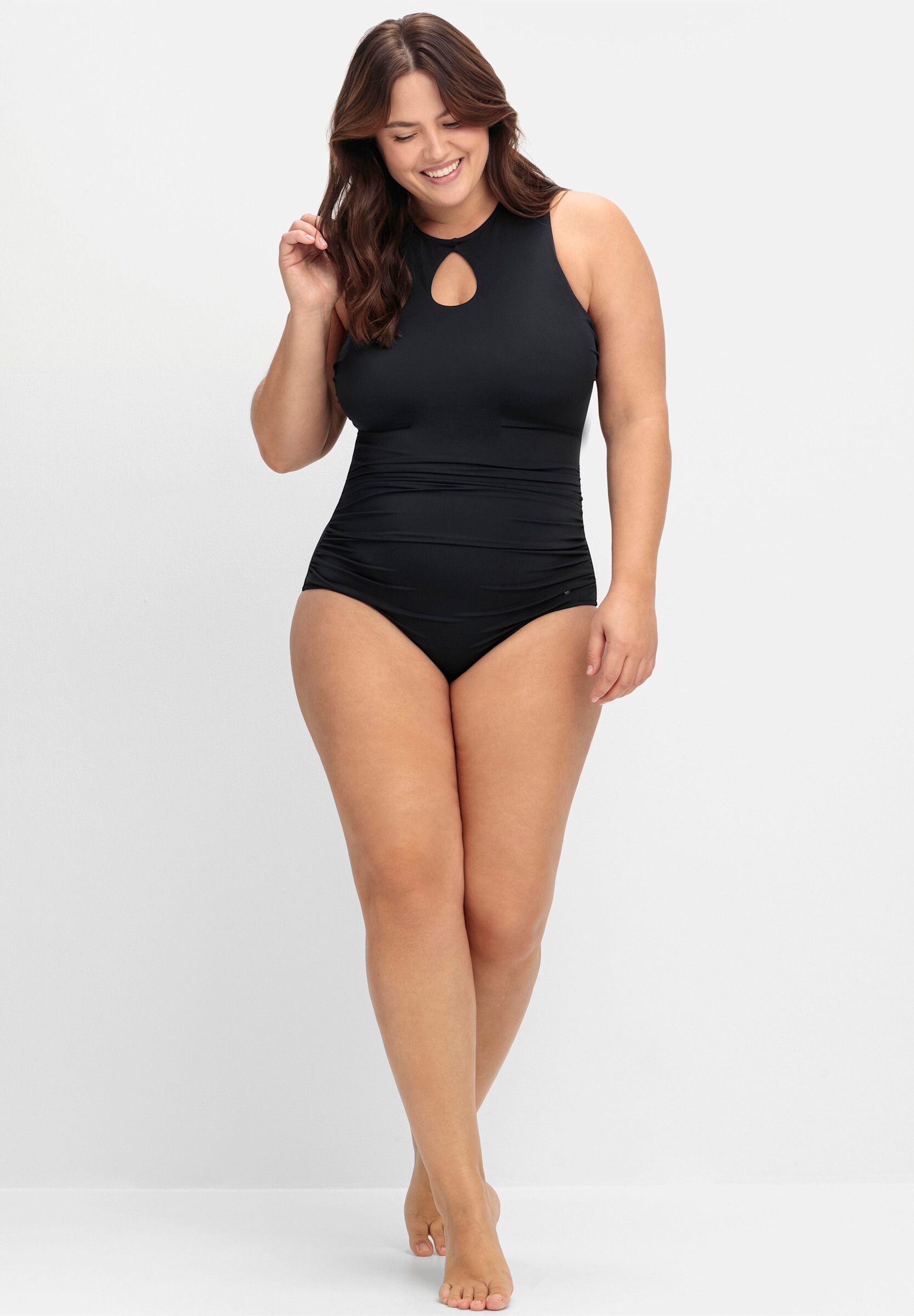 Sheego Badeanzug »Badeanzug Badeanzug mit Cut-out« mit raffiniertem Ausschnitt vone und hinten