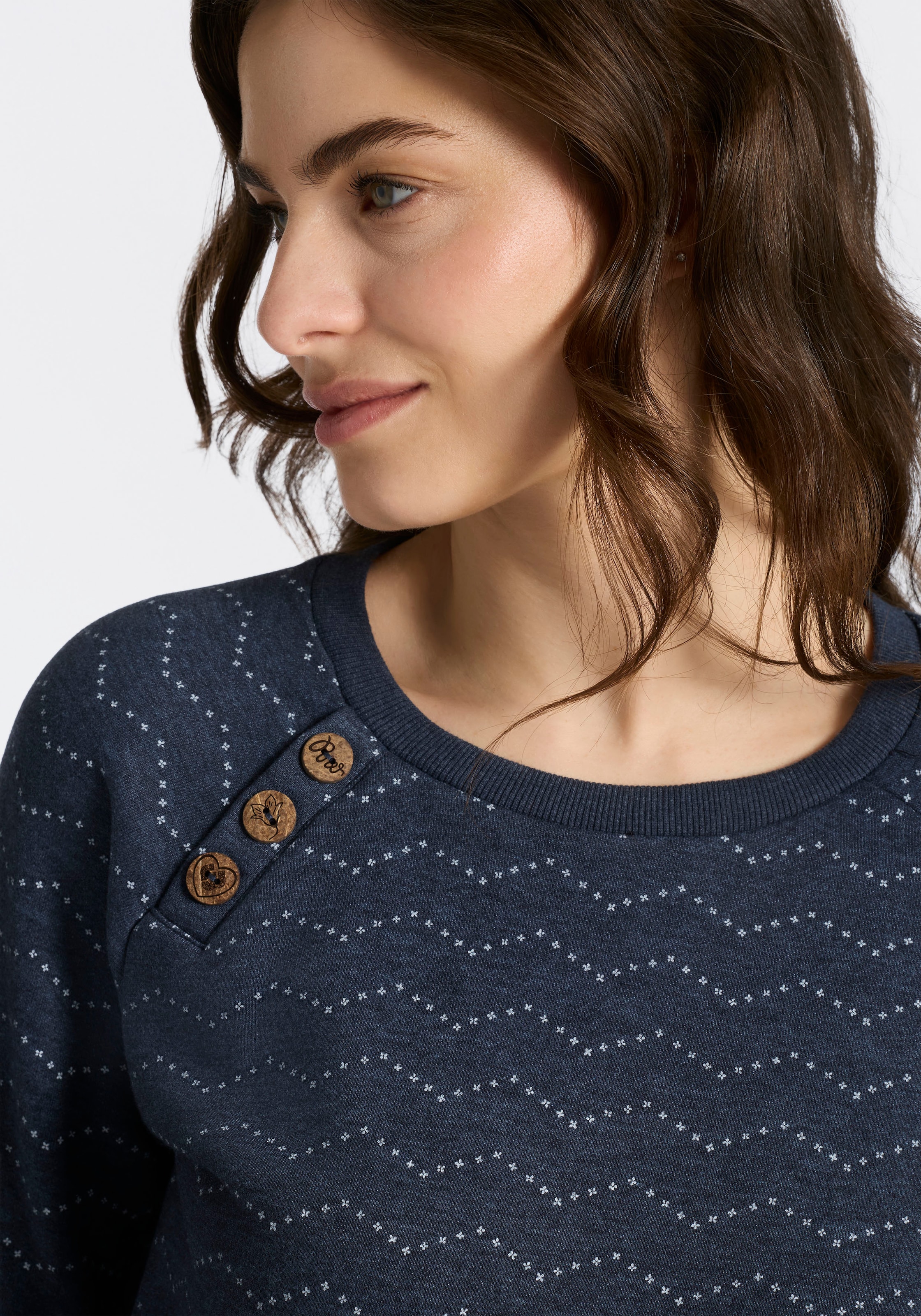 Ragwear Sweatshirt »DARIA ZIG ZAG O«, mit Zierknöpfen am Ausschnitt
