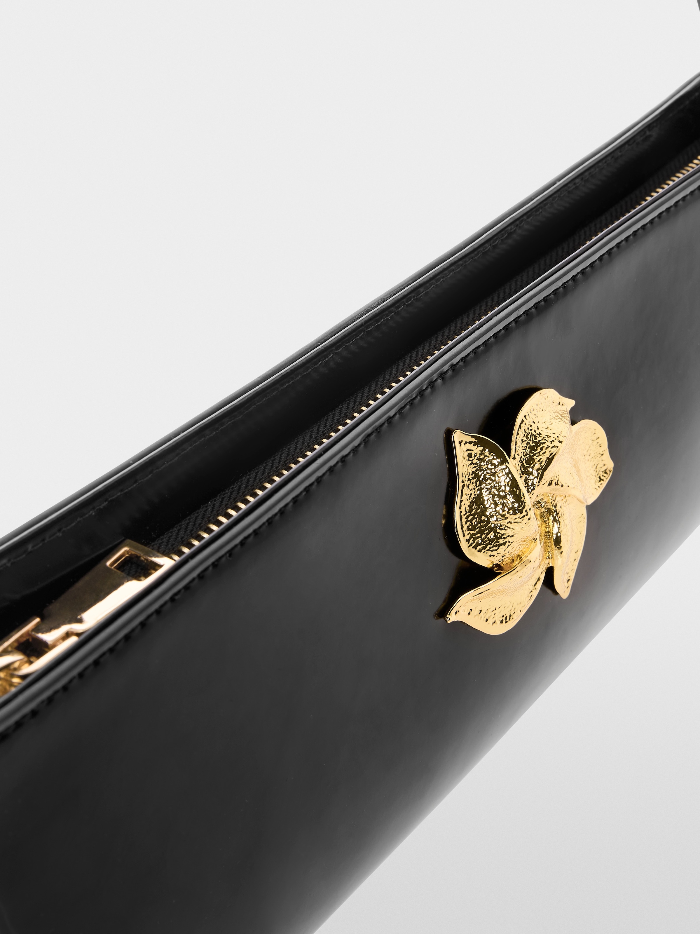 Marc Cain Schultertasche »Glam Dotted Delight«, Handtasche, Abendtasche mit modischer Metall-Blume