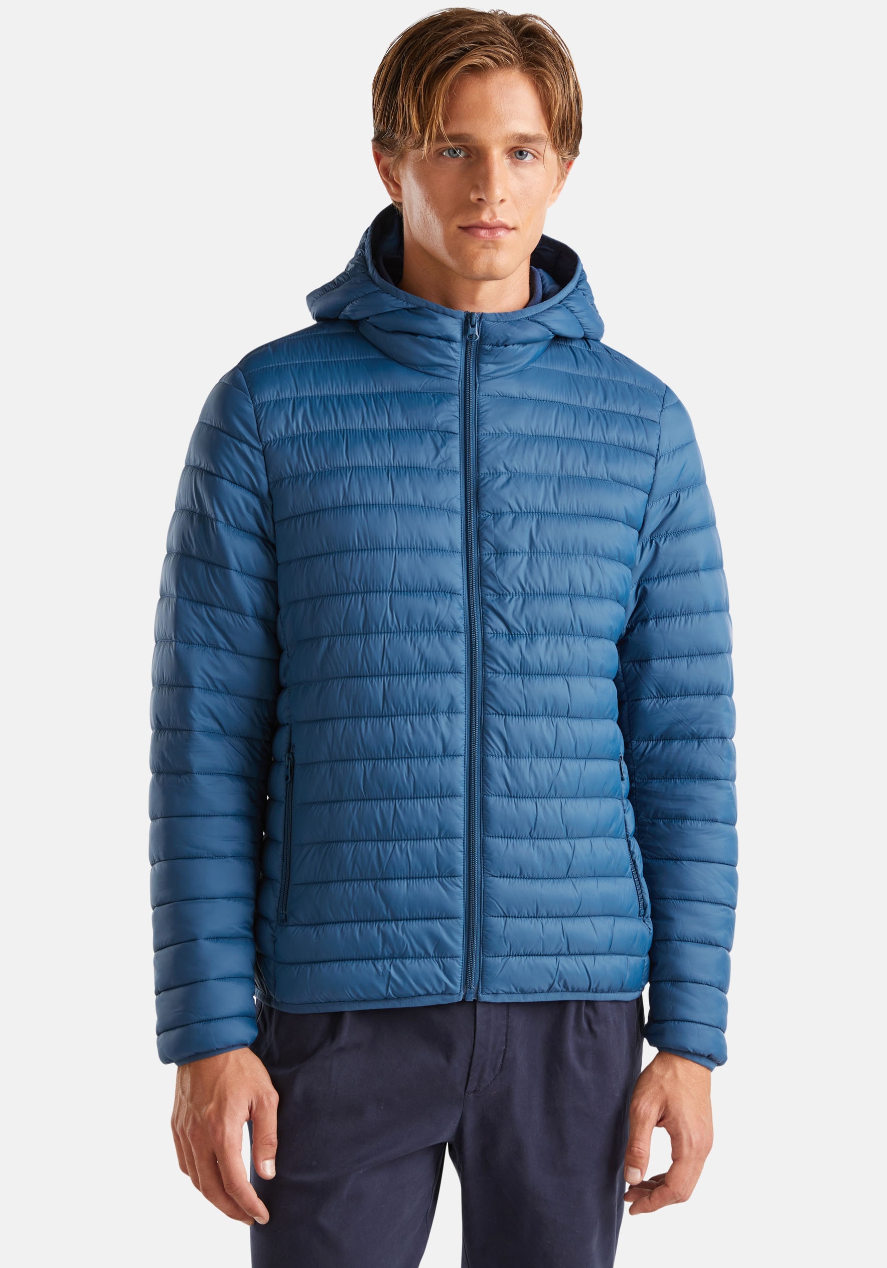 United Colors Of Benetton Herren Steppjacke mit Kapuze mit seitlichen Zipper-Taschen in blau, Größe S