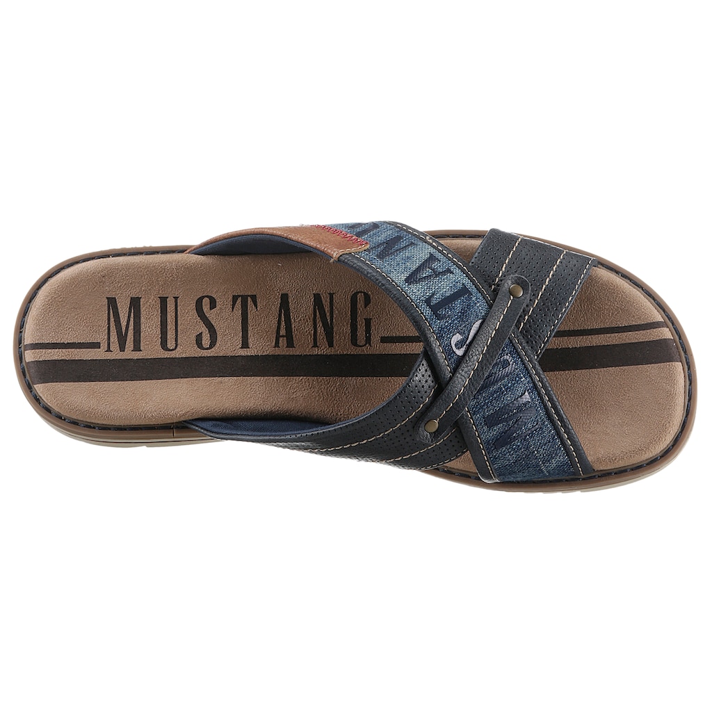 Mustang Shoes Pantolette, Sommerschuh, Schlappen, Poolslides, mit auffälligem Logoschriftzug