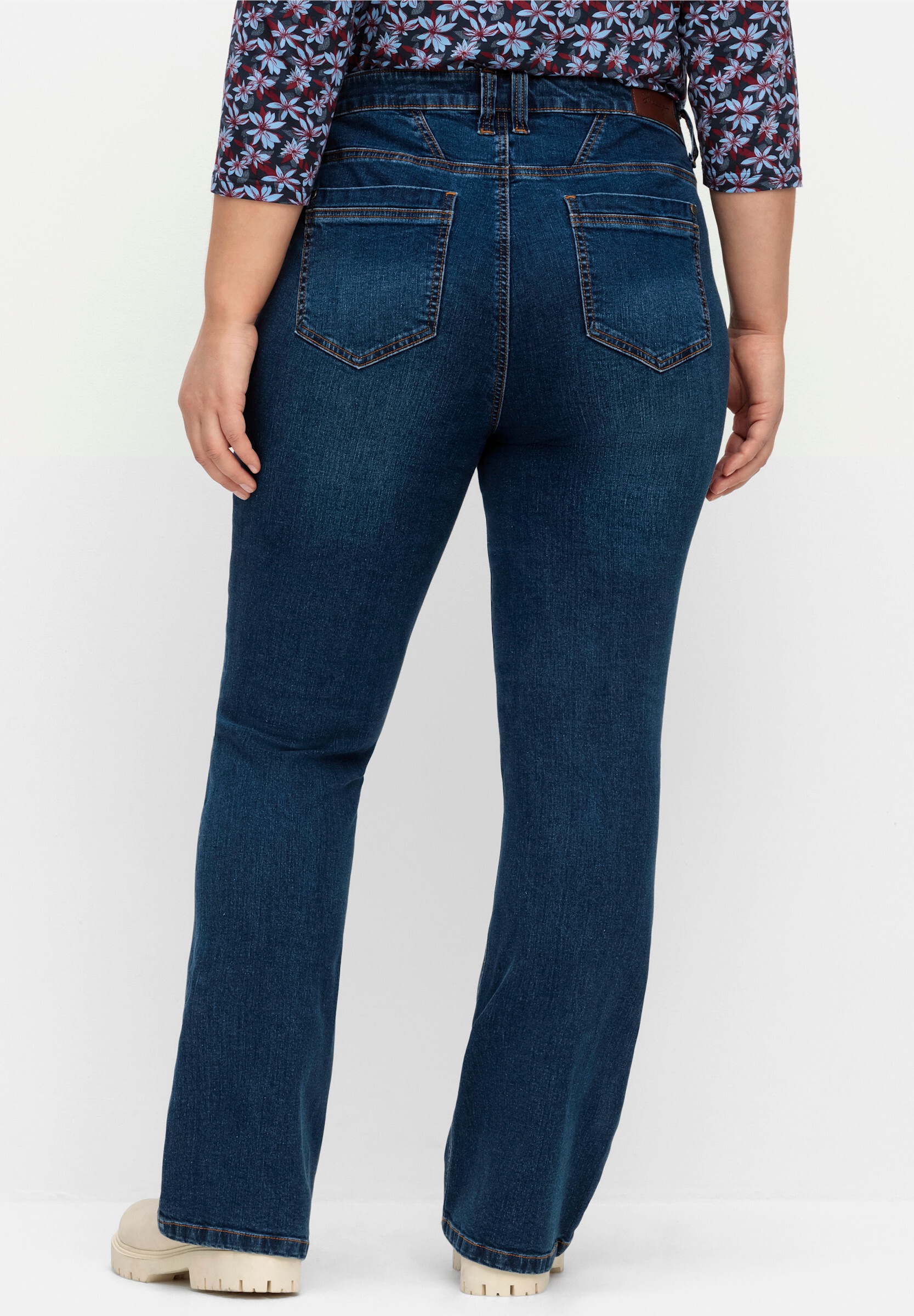 Sheego Bootcut-Jeans »Bootcut-Jeans Bootcut-Jeans mit schmalem Bein und bequemer Taille« SUSANNE ideal bei viel Bauch und schmalen Beinen
