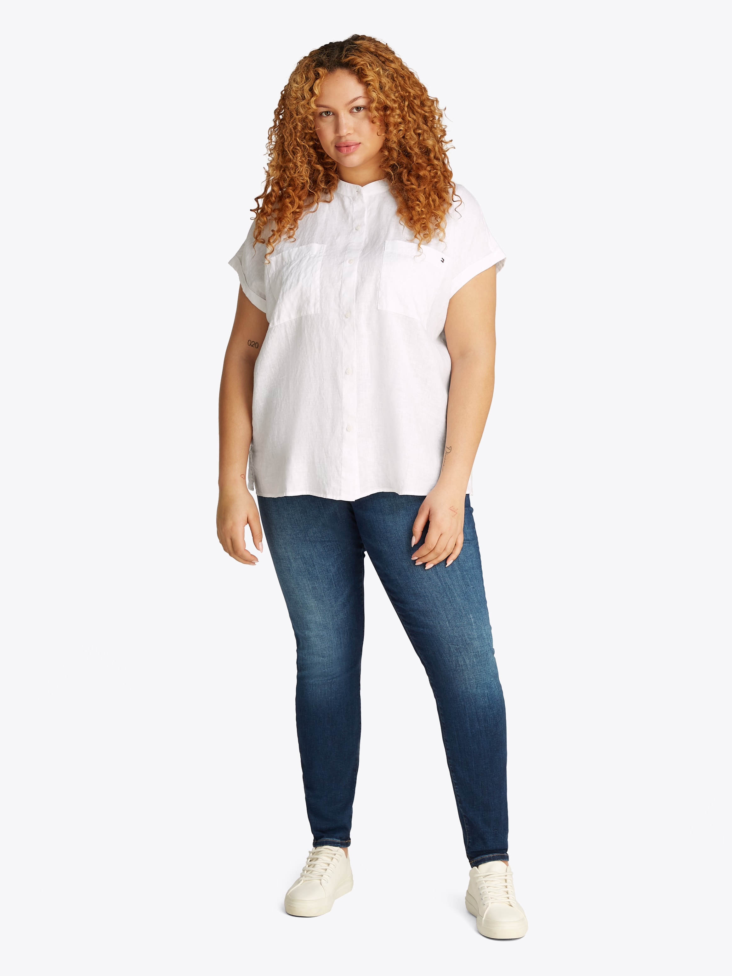 Tommy Hilfiger Curve Klassische Bluse »CRV ESS LI COLLARLESS S/S BLOUSE«, in Großen Größen, Leinenqualität, Logostickerei