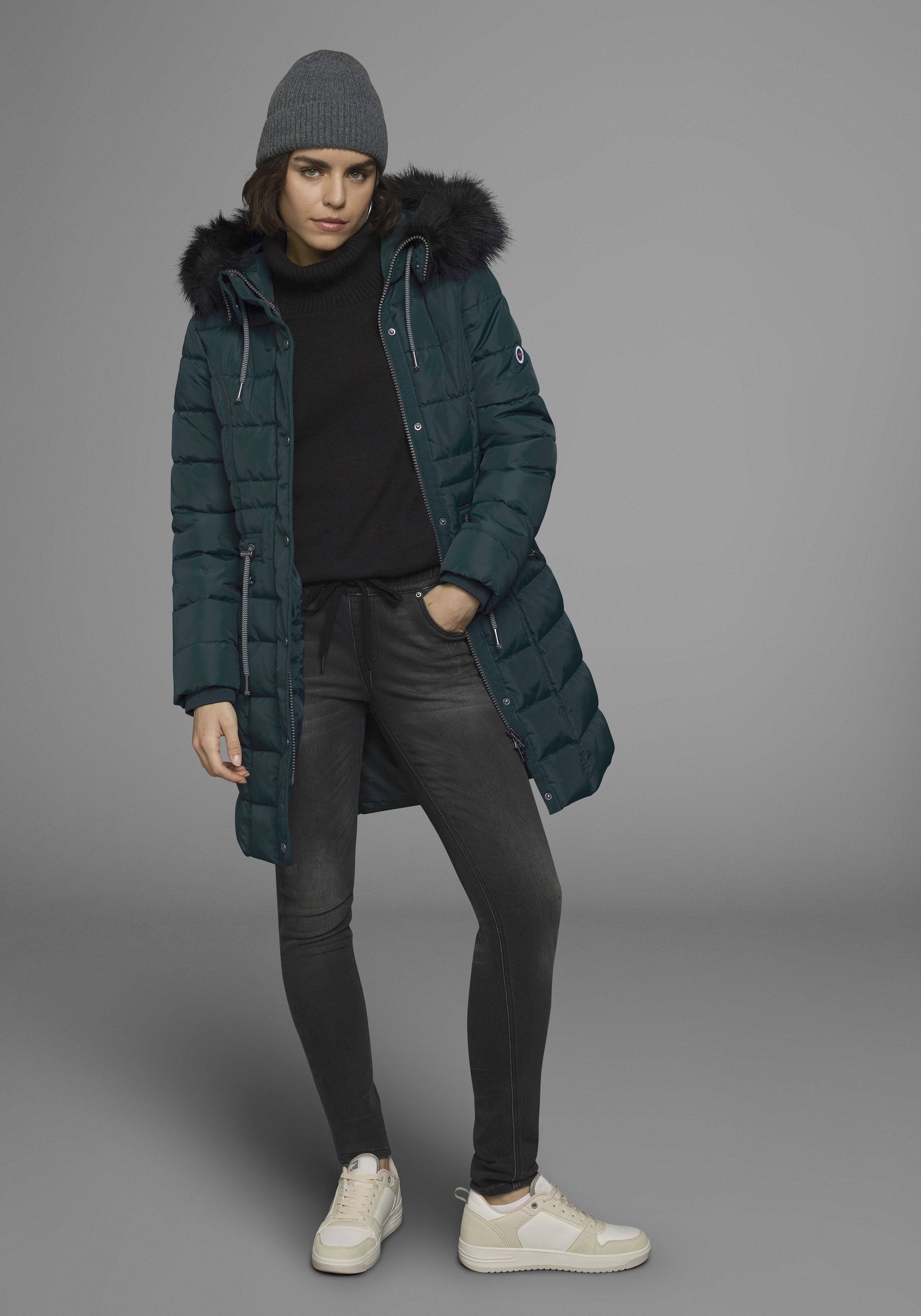 KangaROOS Steppjacke, mit Kapuze, figurbetonter Schnitt, mit Reißverschlusstaschen