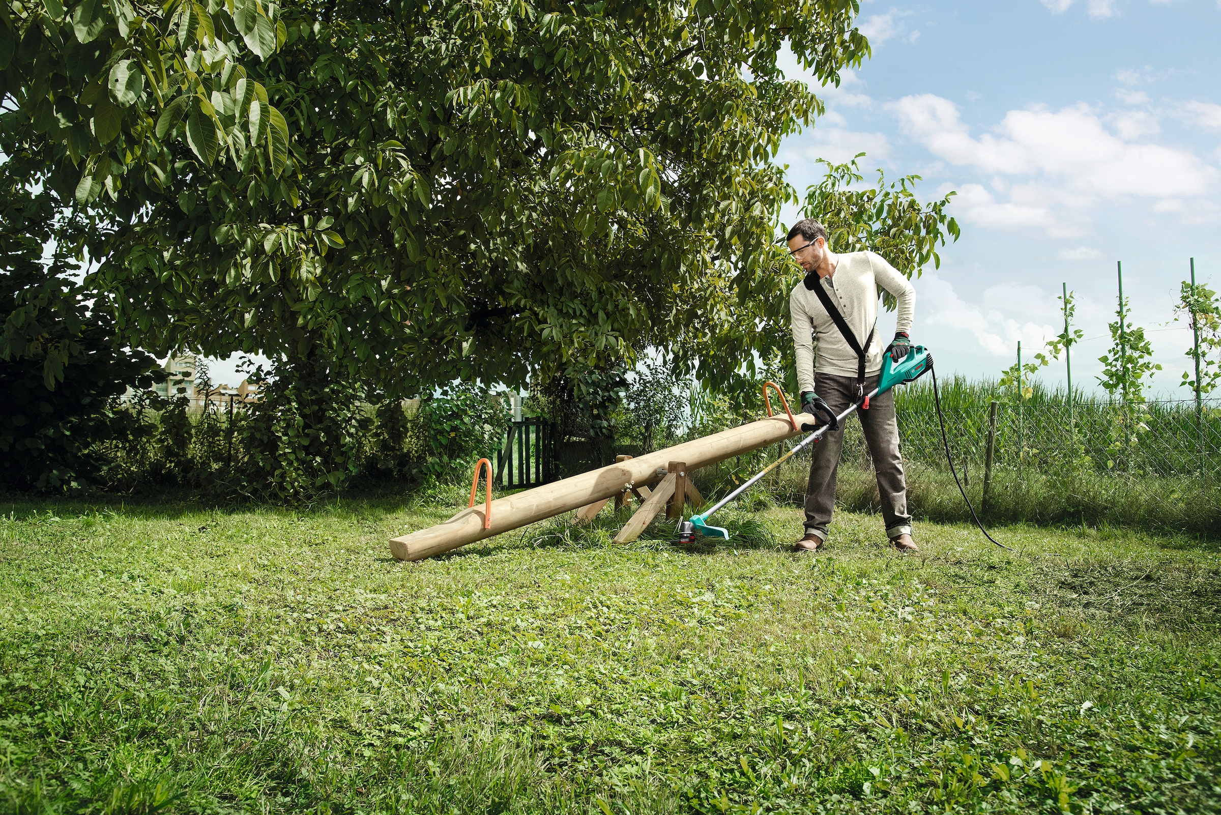 Bosch Home & Garden Elektro-Motorsense »AFS 23-37«, mit 3-Zahn-Messer und Doppel-Fadenspule