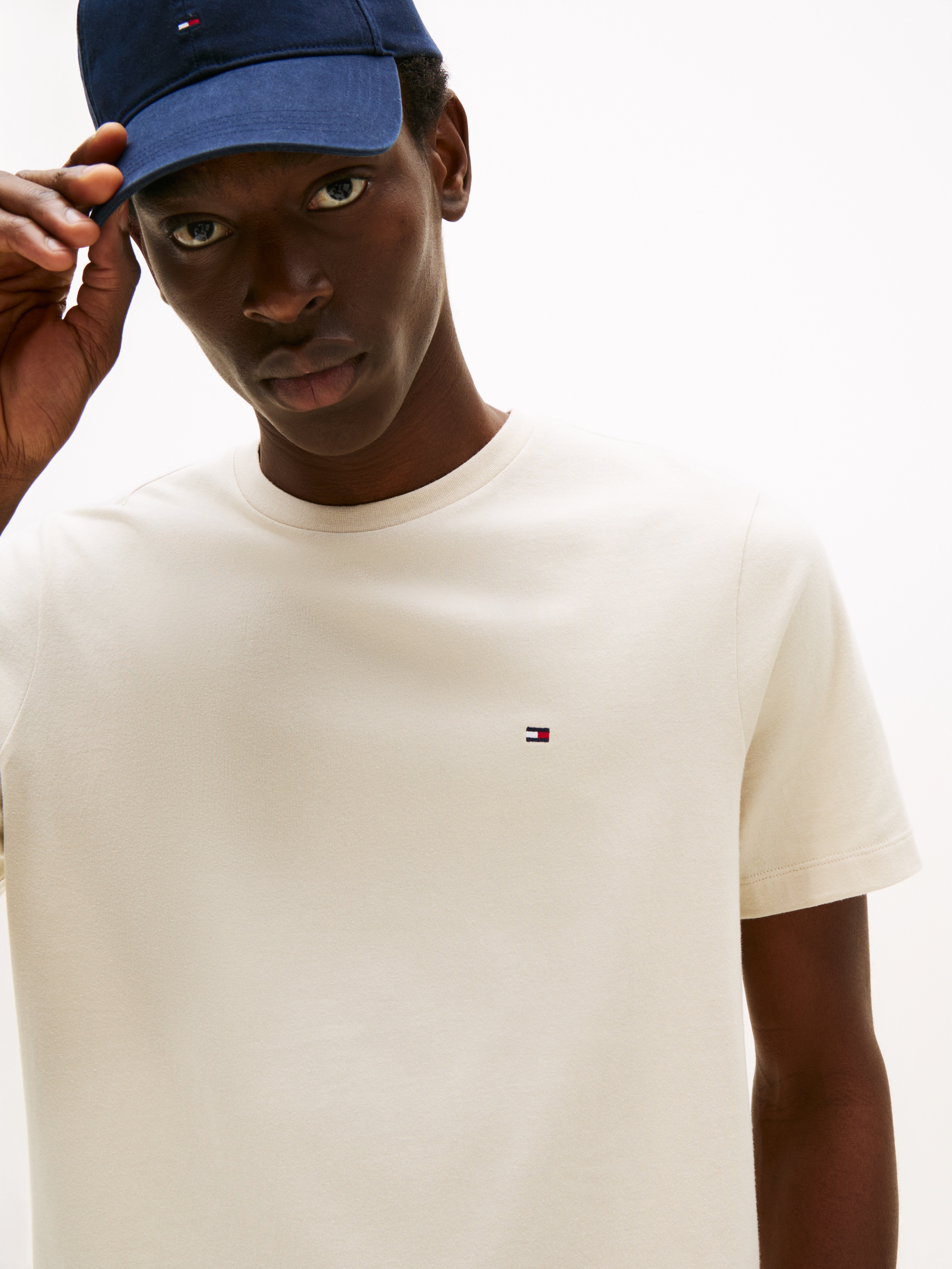 Tommy Hilfiger T-Shirt »ESSENTIAL REGULAR FIT SOLID  mit Stickerei« unifarben, casual, Baumwolle, Rundhals