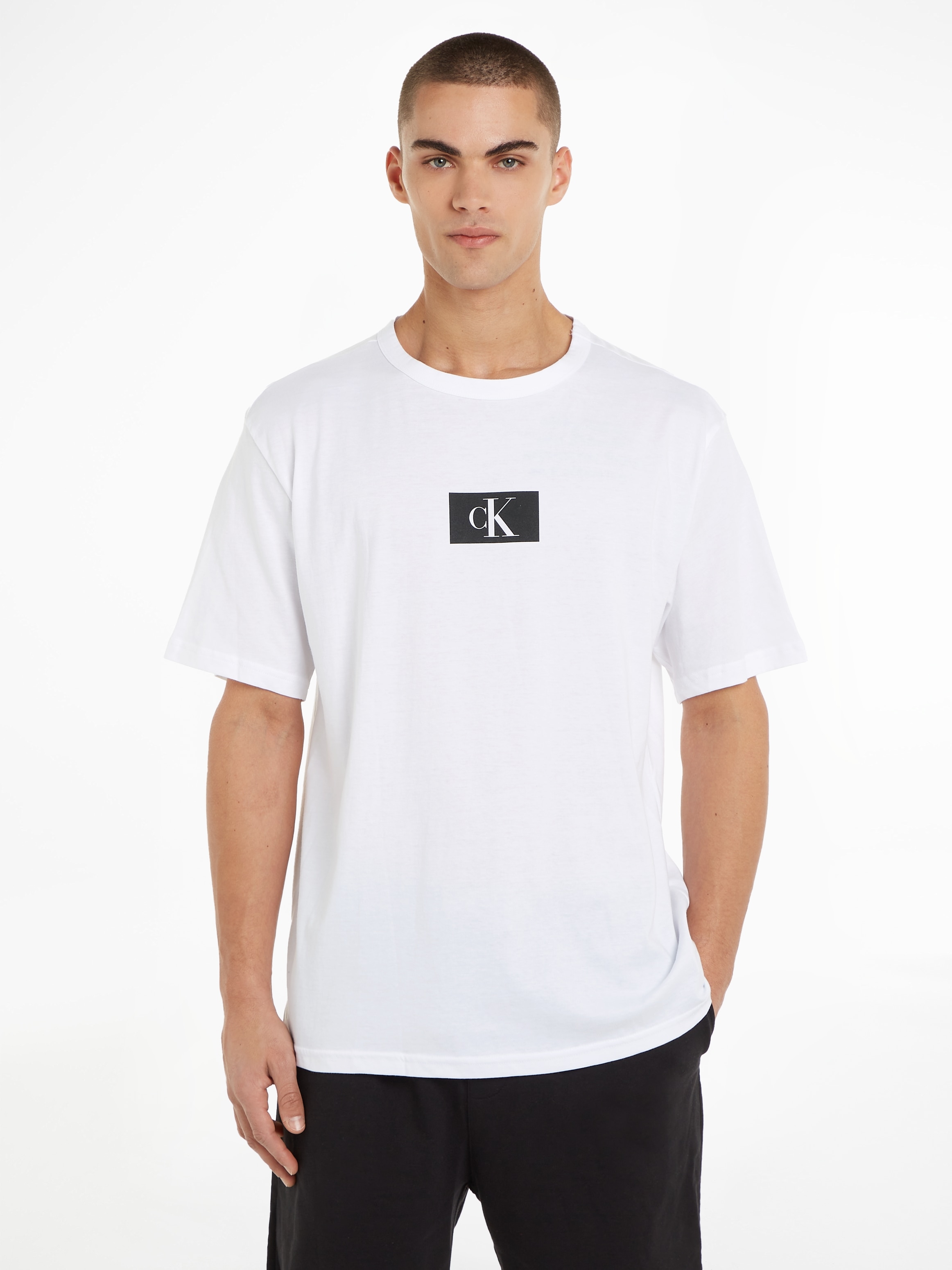 Calvin Klein T-Shirt »S/S CREW auf shoppen OTTO NECK«, online der Brust bei Logodruck mit