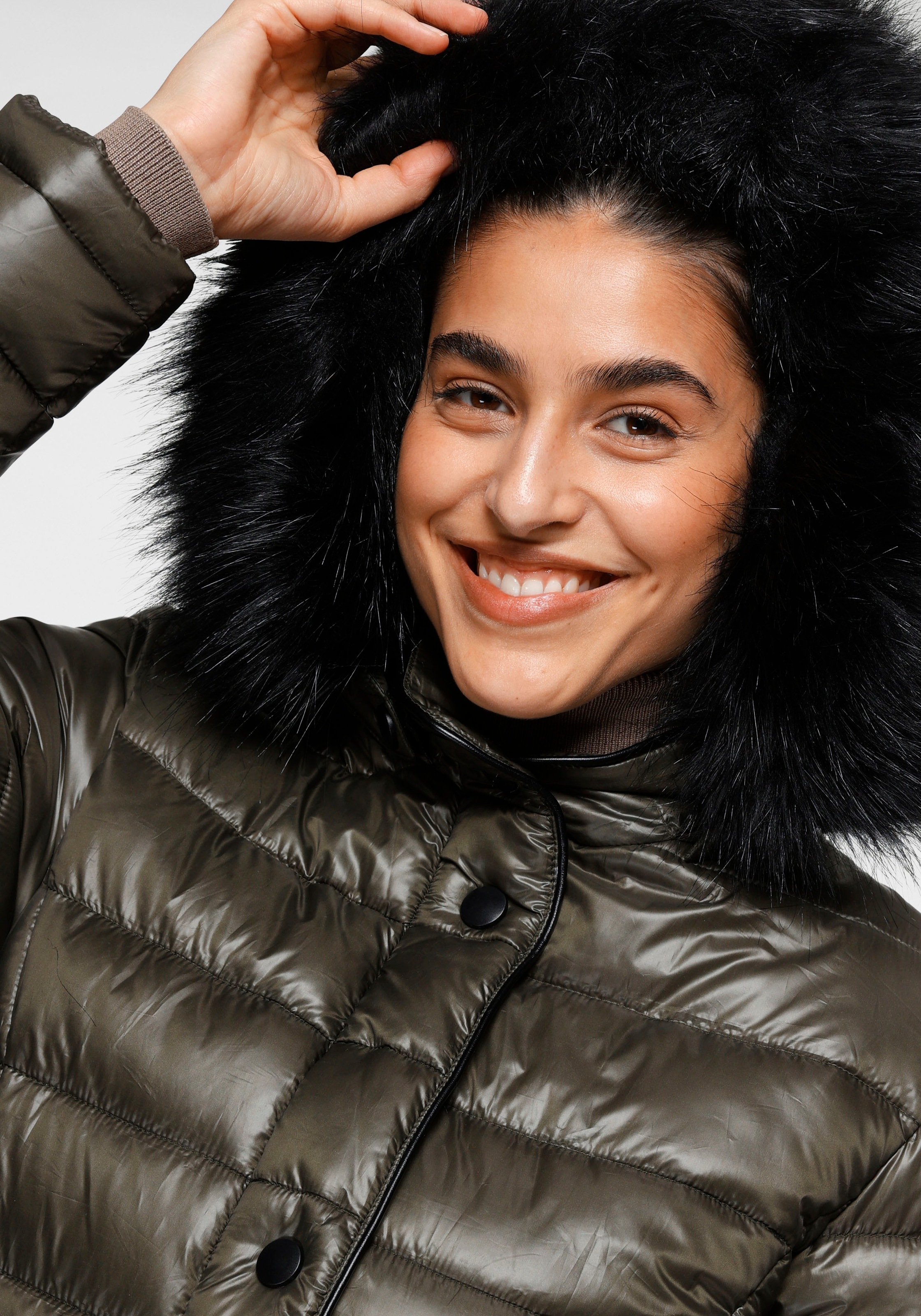 ALPENBLITZ Steppjacke »Schneegeflüster«, mit Kapuze, Abnehmbarer Kunstfellbesatz an der Kapuze & glänzend modernem Finish