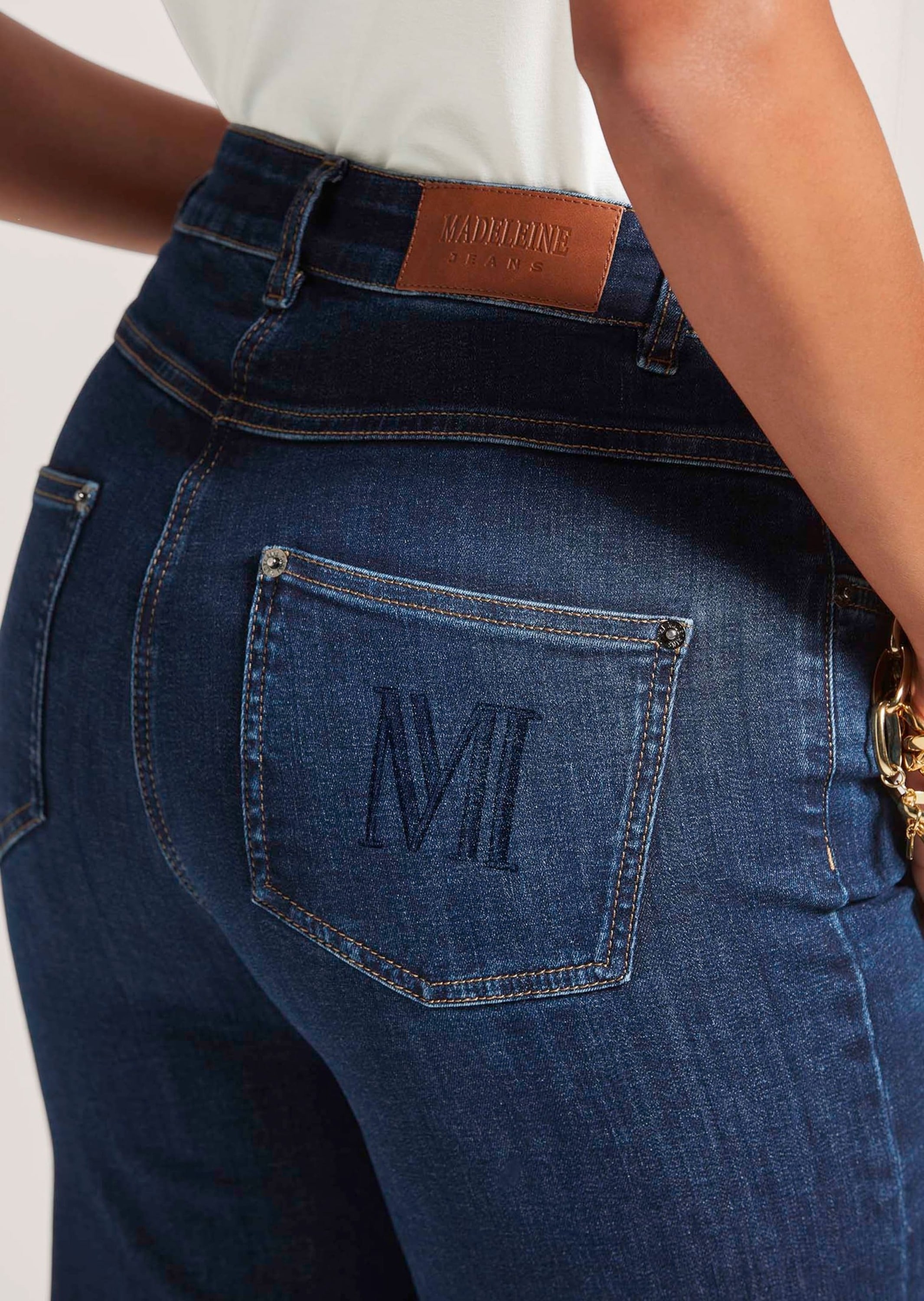 MADELEINE Regular-fit-Jeans »M-Jeans, weit M-Jeans in gerader Form mit Logo-Stickerei«