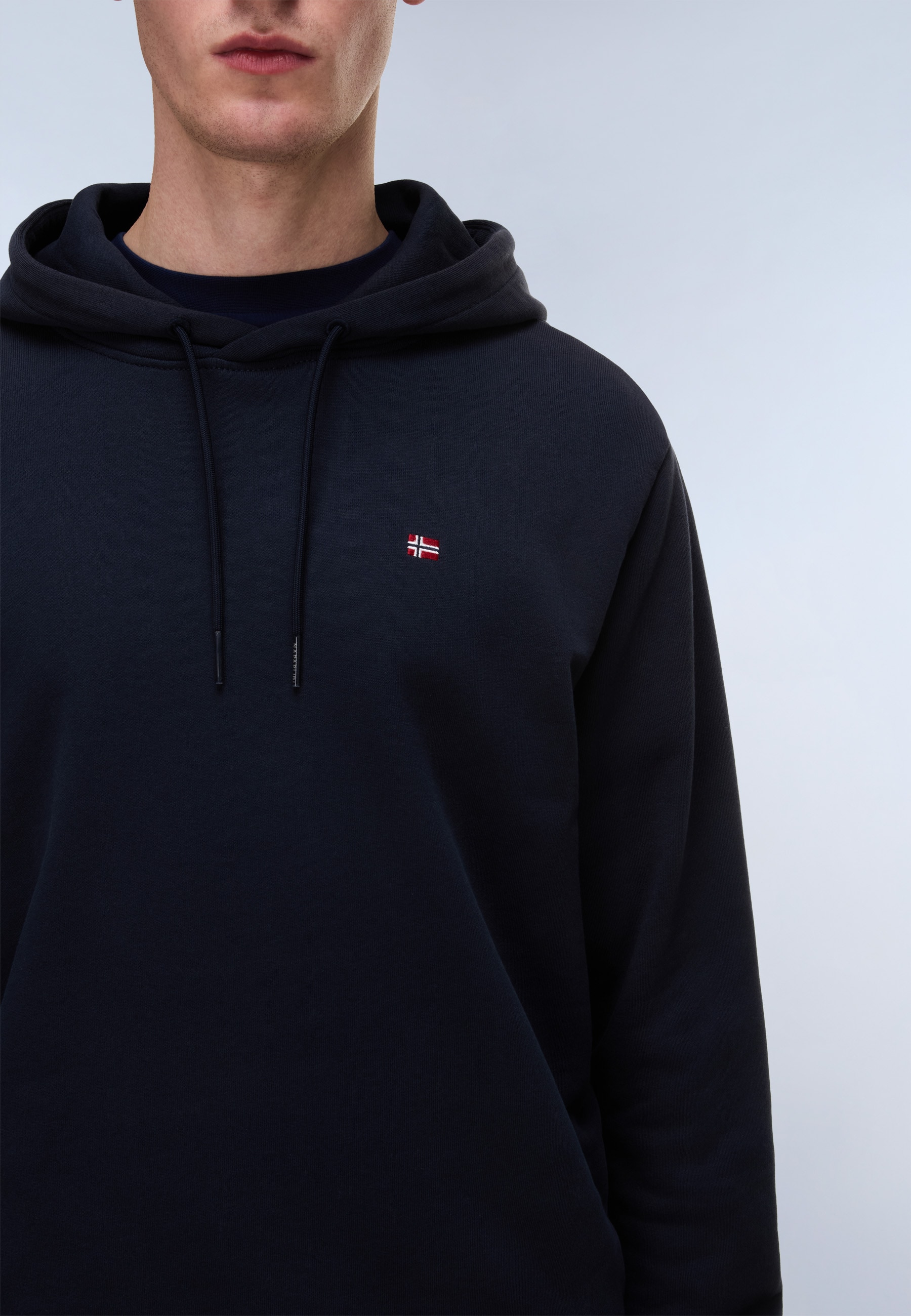 Napapijri Kapuzensweatshirt »BALIS H SUM BLU MARINE«, Mit Markenlabel an der Seite; mit Rippbündchen an Saum und Ärmeln
