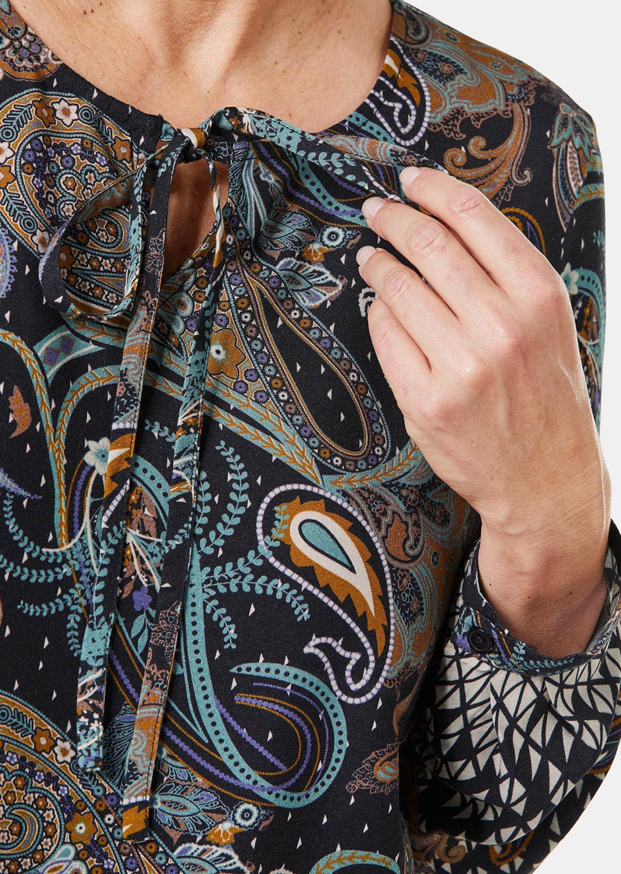 GOLDNER Druckbluse »Kurzgröße Farbbrillante Druckbluse mit liebevollen Details«