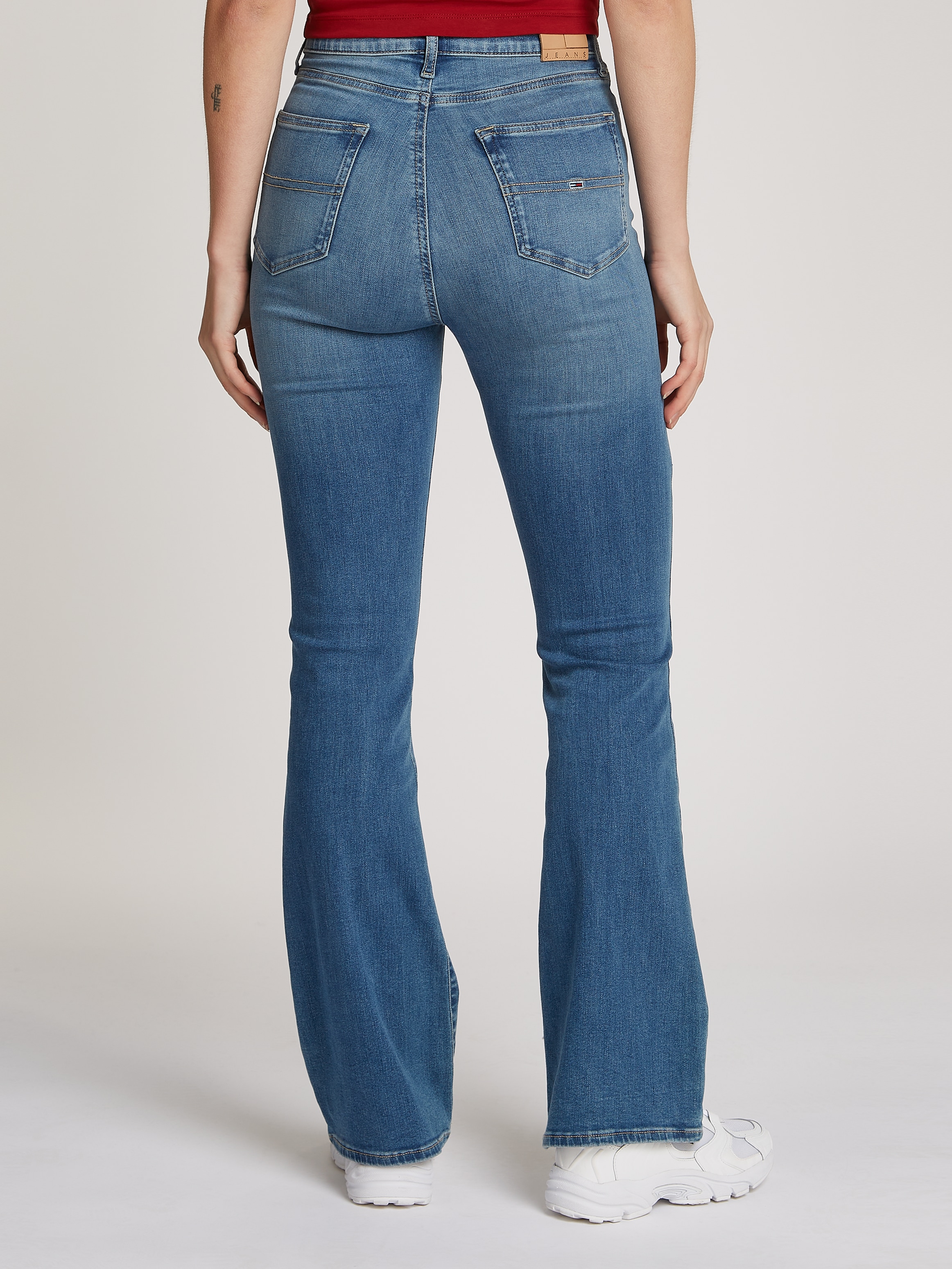 Tommy Jeans Schlagjeans »Tommy Jeans SYLVIA - High waist - Flared Denim Jeans«, mit Logostickereien und Nieten