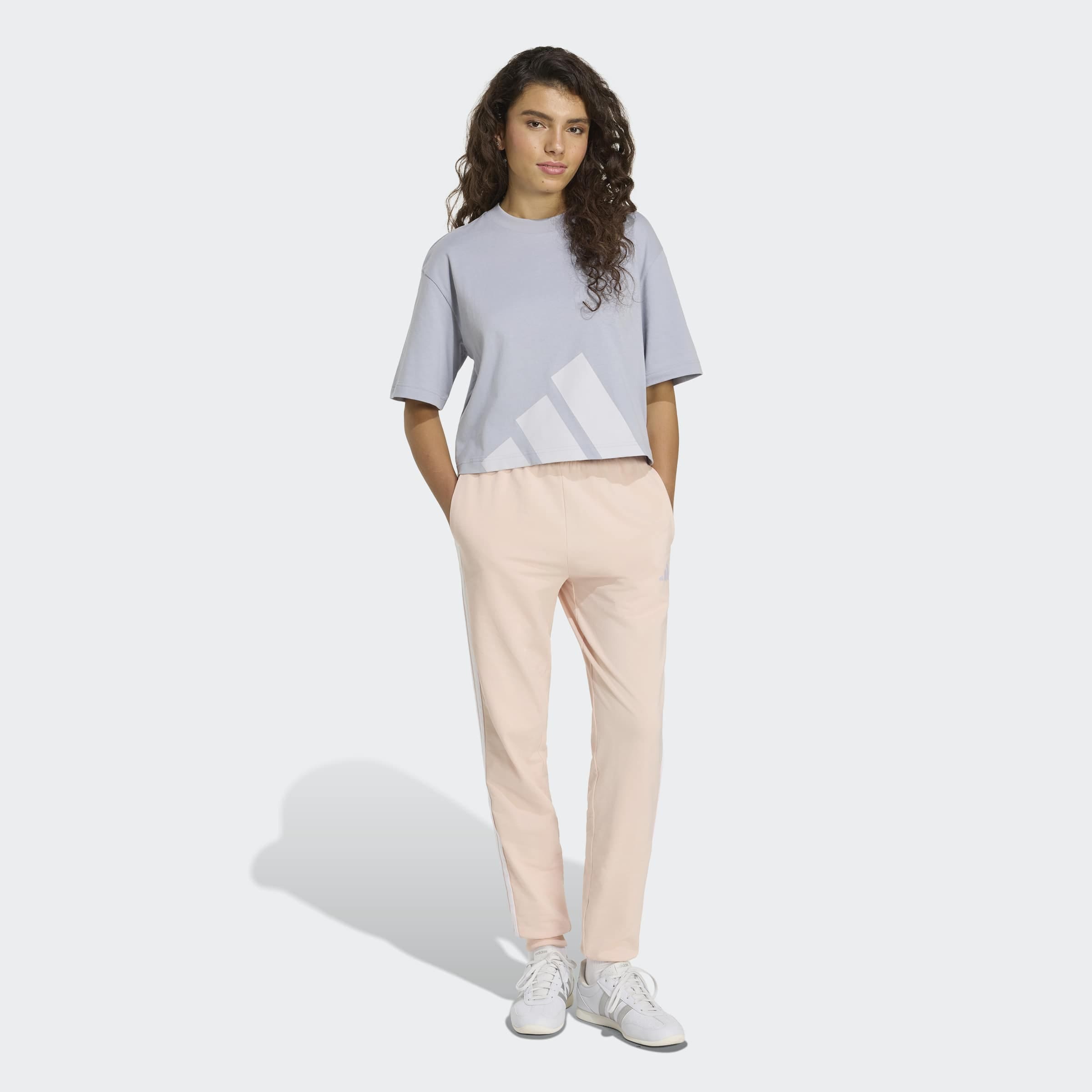 adidas Sportswear Sporthose »W 3S SJ JOGGER«  Lässig geschnitten, hoher Bund, schmal zulaufende Beinform