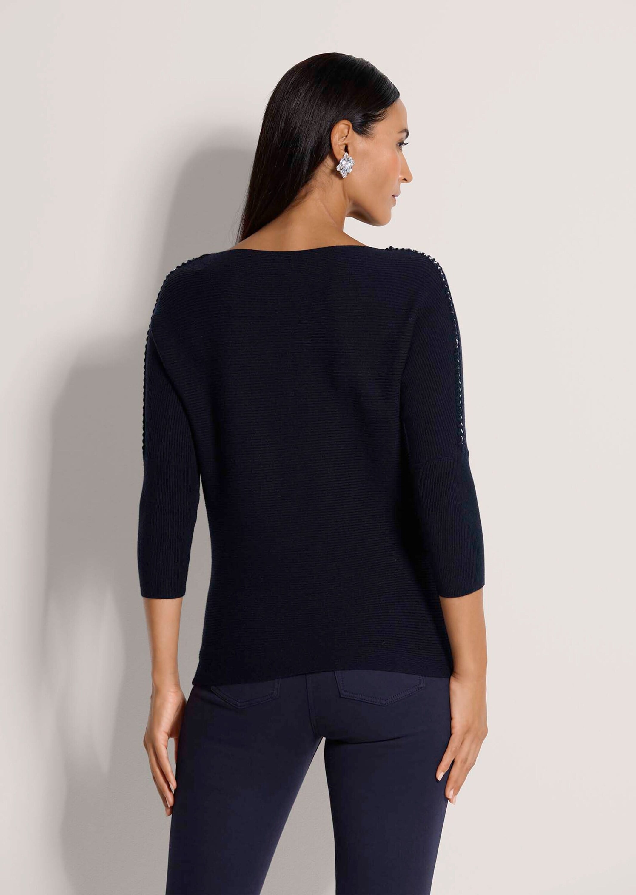 MADELEINE Longpullover »Feinstrickpullover Viskosepullover mit Deko-Kette« Zierkette