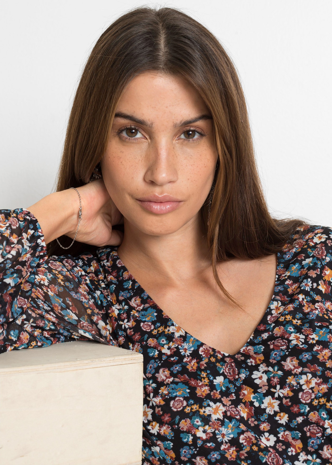 bonprix Minikleid für vielseitige Größen von 32/34 bis 48/50, mit Blumenmuster