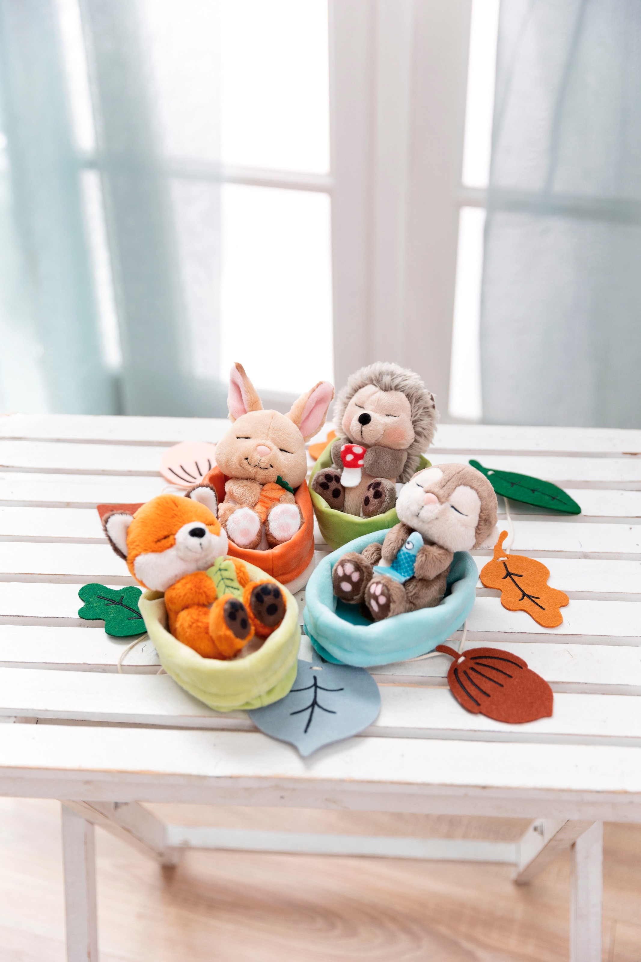 Nici Kuscheltier »Sleeping Pets GREEN, Igel mit Fliegenpilz 12 cm hellgrün«, schlafend im Körbchen