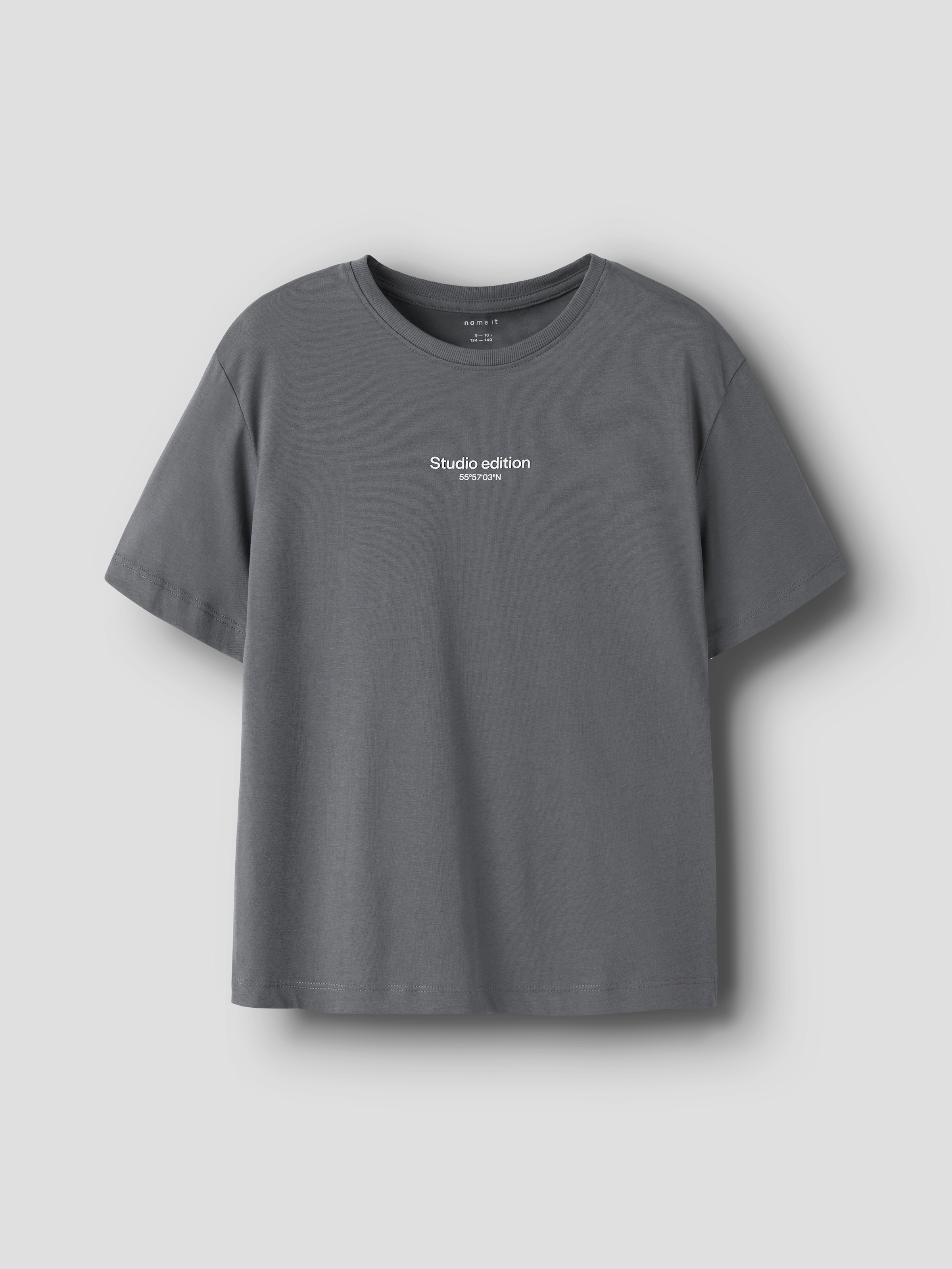 Name It T-Shirt »NKMBRODY SS NREG TOP NOOS« mit dezentem 3D-Frontmotiv