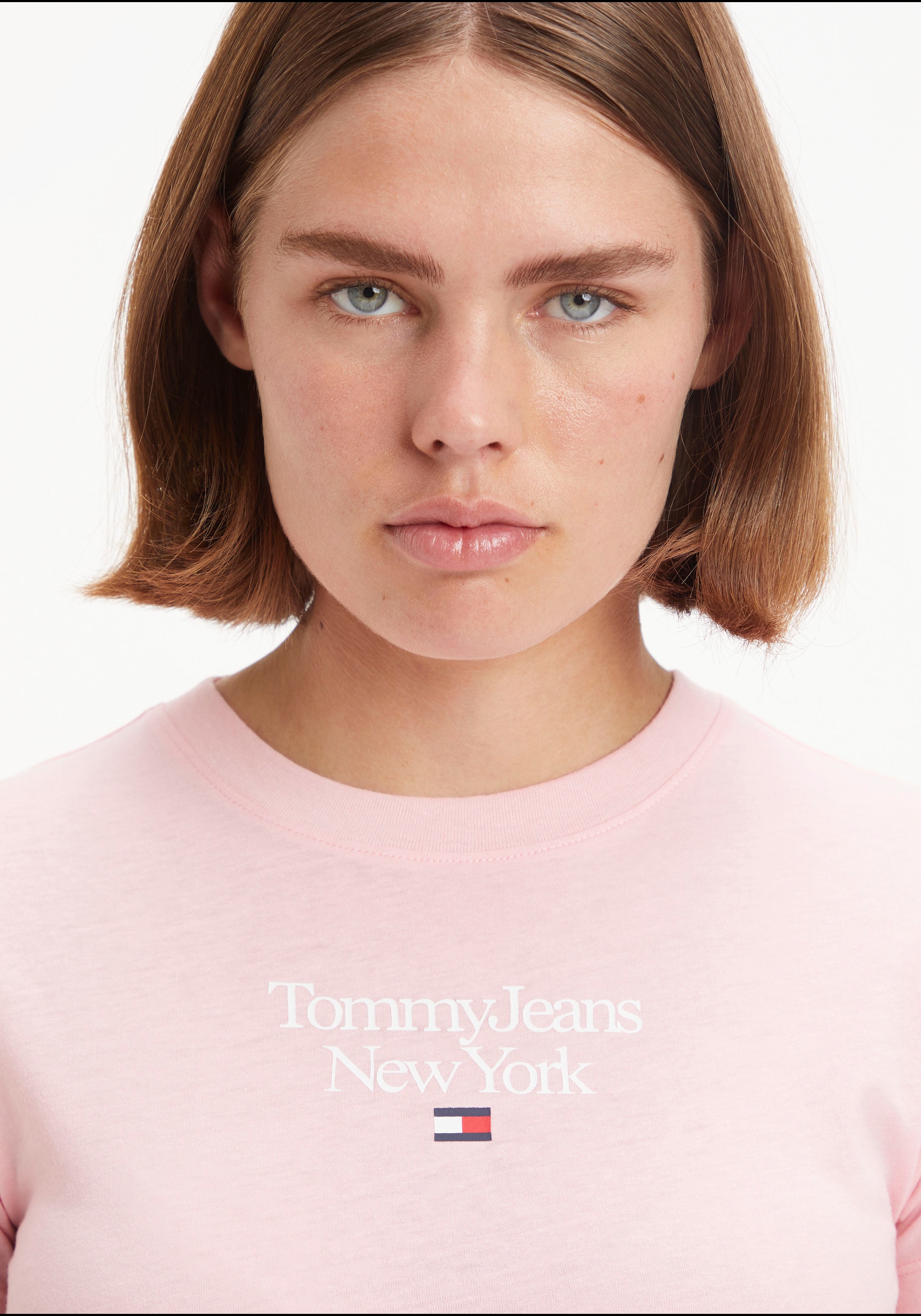 Tommy Jeans Kurzarmshirt »TJW BBY ESSENTIAL LOGO 1 SS«, mit Tommy Jeans Label-Druck auf Brusthöhe