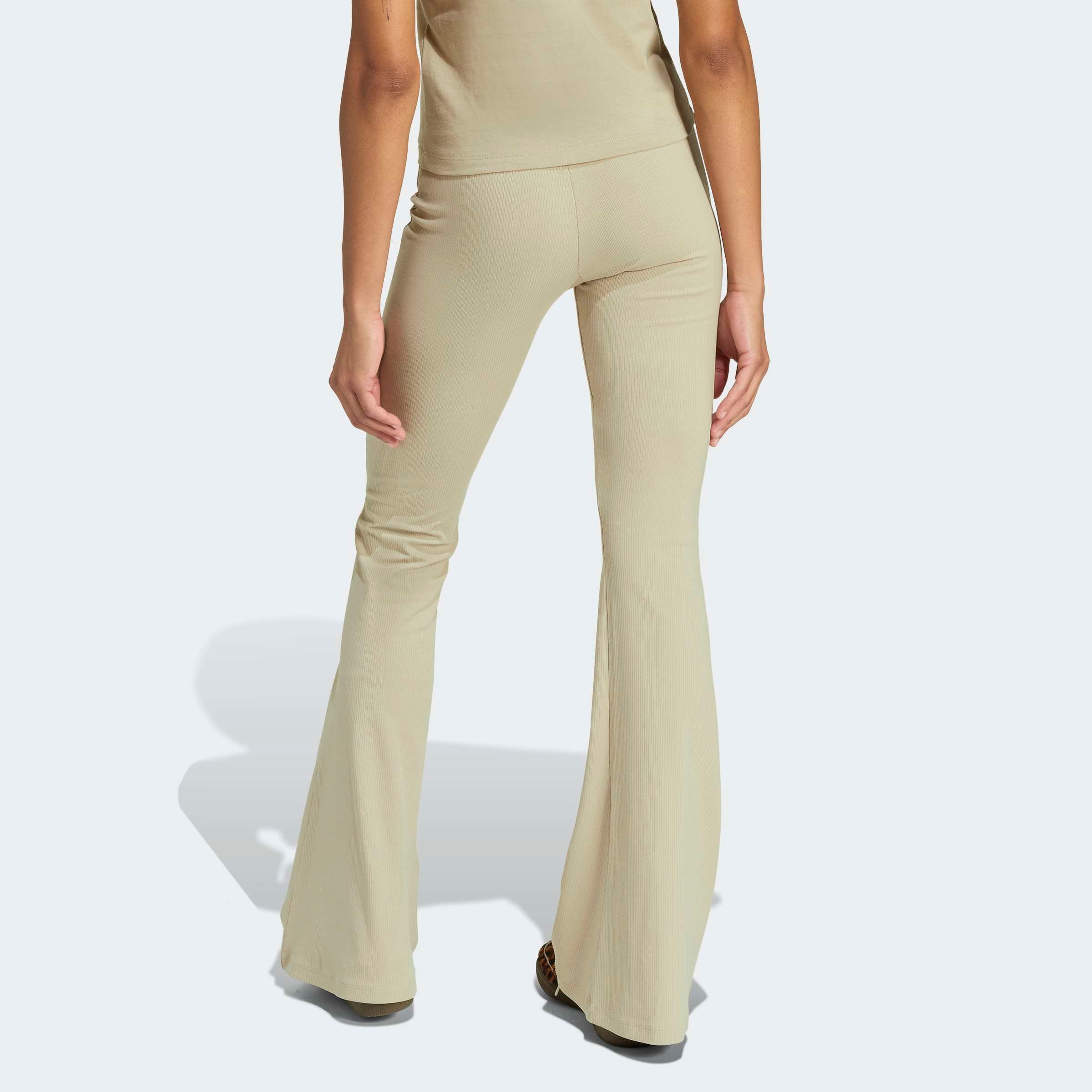 adidas Originals Leggings »ESS FL LEGGINGS«  mit ausgestelltem Bein und Ripp Optik, hoher Bund