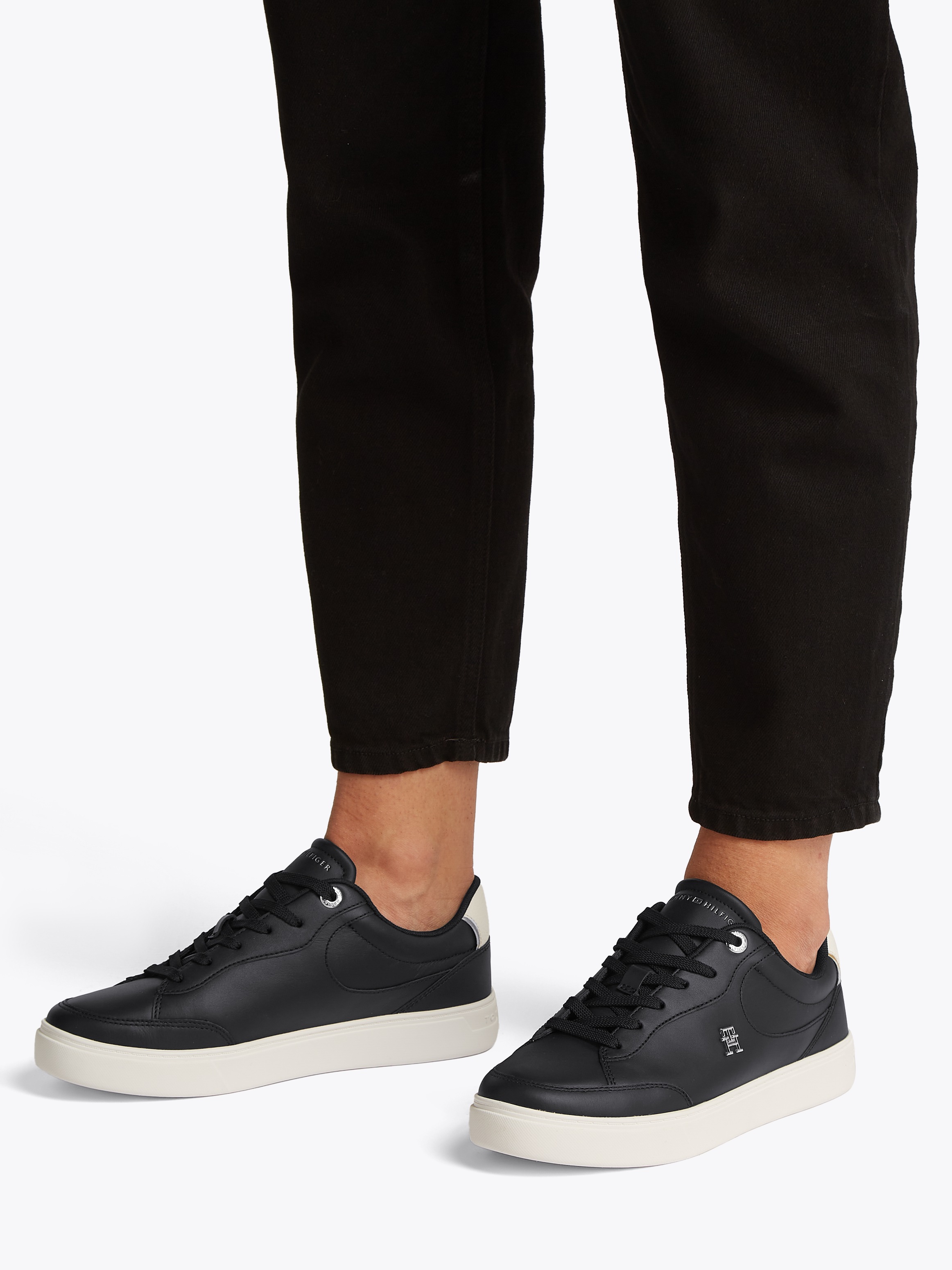 Tommy Hilfiger Plateausneaker »ESSENTIAL CHIC COURT SNEAKER«, Freizeitschuh, Schnürschuh, Halbschuh mit TH-Schmuckelement