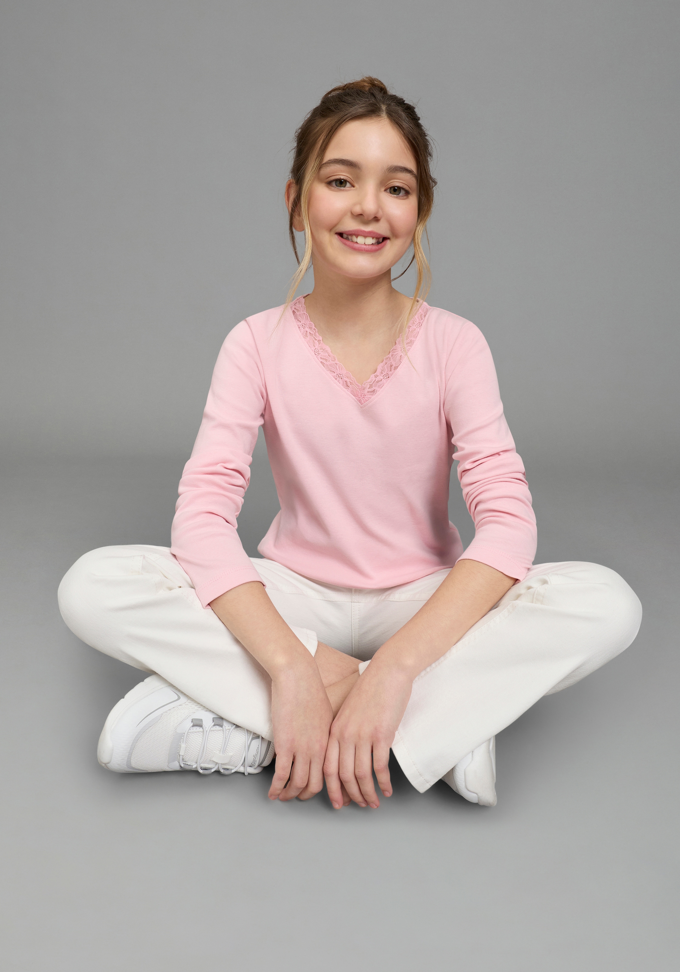 KangaROOS Langarmshirt »Kangaroos Shirt aus Rippware mit Spitzenkante« V-Ausschnitt mit Spitze, unifarben, mit Logostickerei