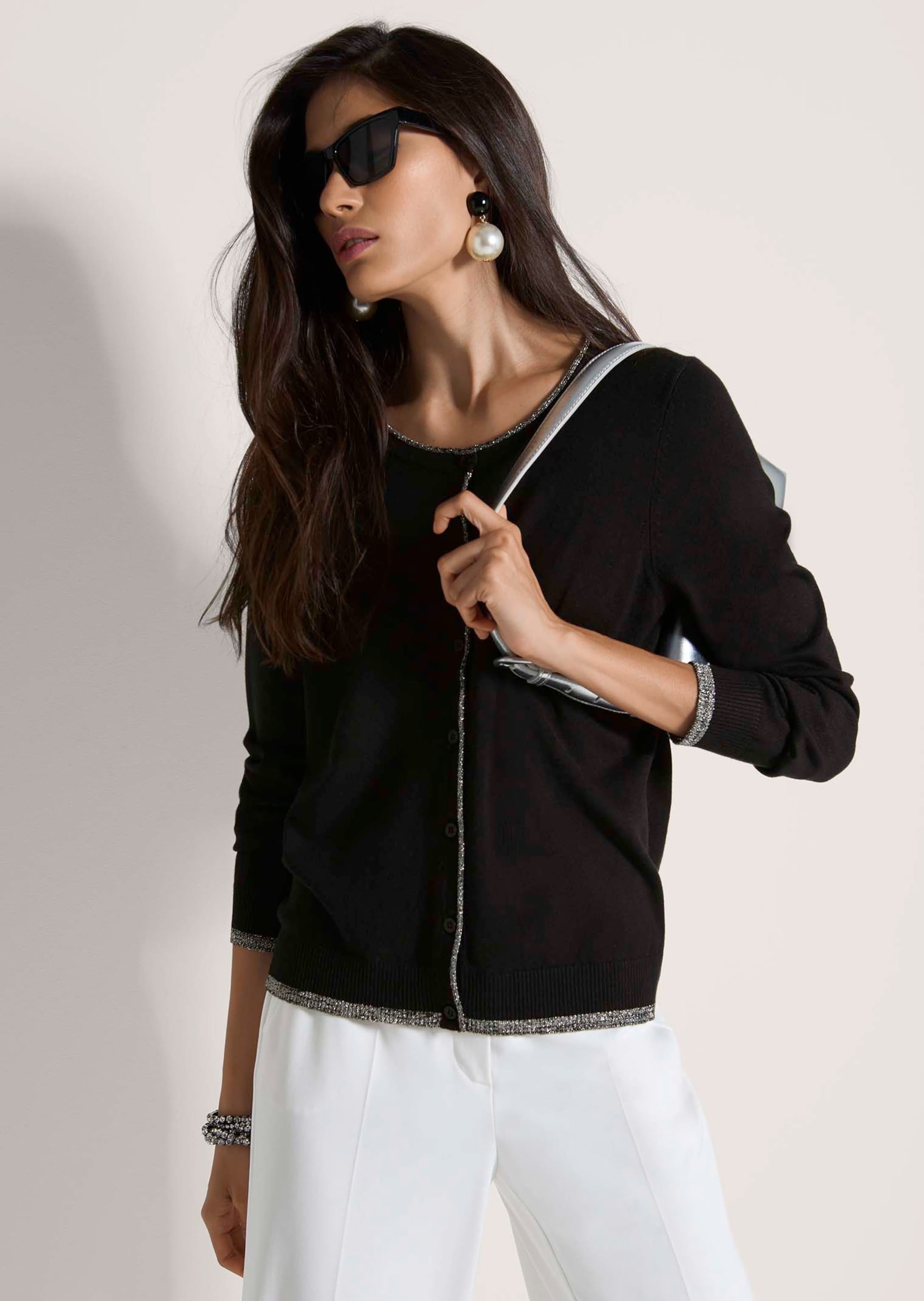 MADELEINE Strickjacke »Strickjacke Lockere Feinstrick-Jacke mit Kontrasten« Schmale Glanzstreifen an Abschlüssen