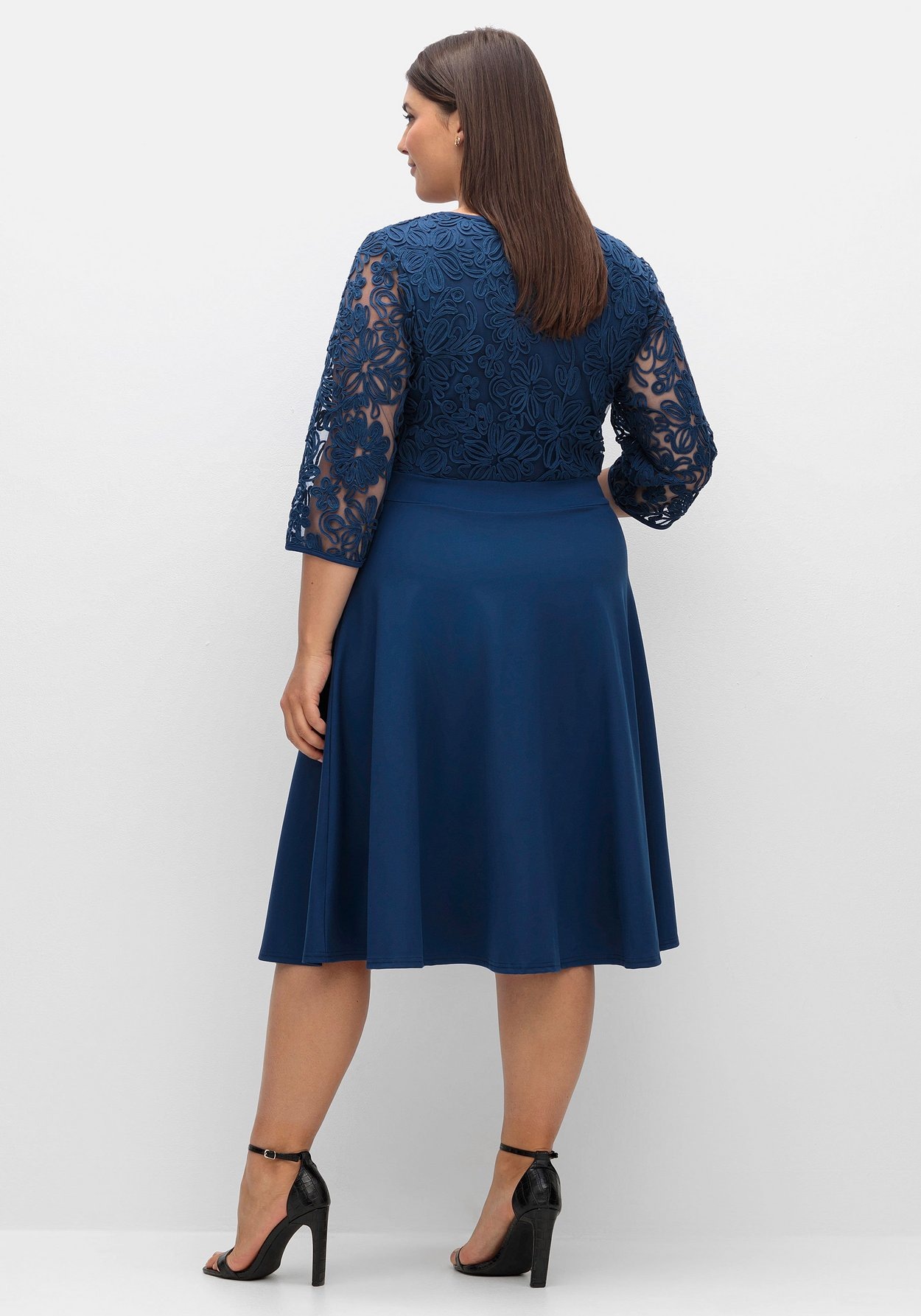 Sheego Abendkleid »Cocktailkleid mit Zierbortenstickerei am Oberteil«, mit Zierbortenstickerei am Oberteil